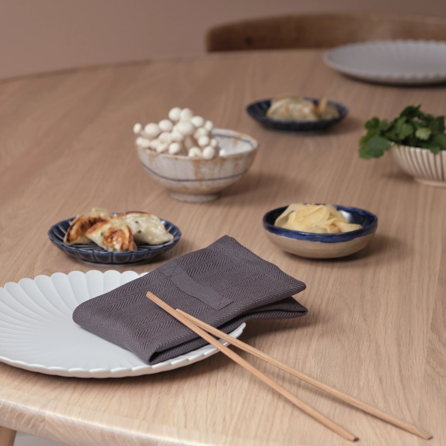 Elegantes 4er Set Stoffservietten in dunklem Grau aus Biobaumwolle, ideal für stilvolle Dinneranlässe, erhältlich bei KAQTU Design AG.