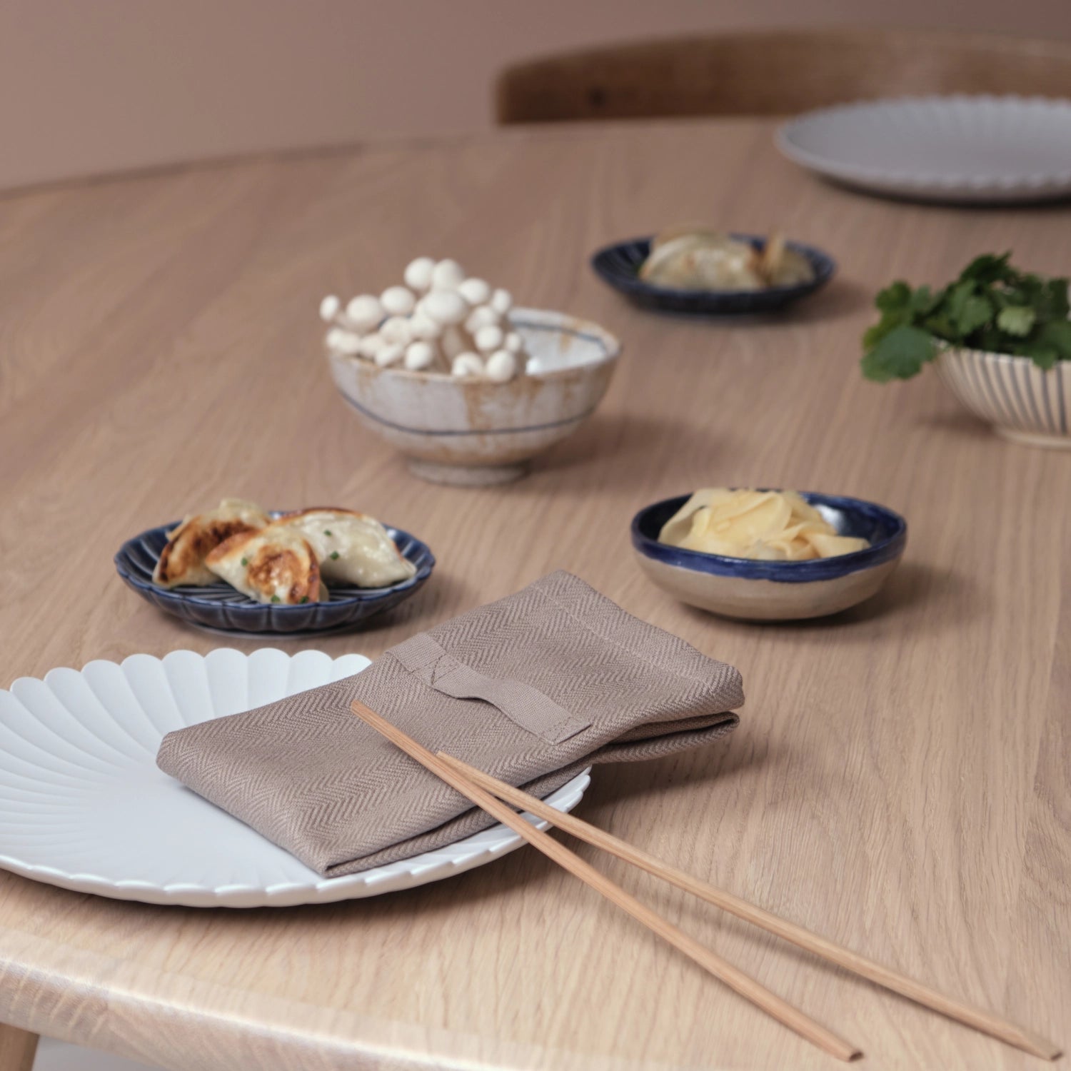 Elegantes 4er Set Stoffservietten in clay, 35x40cm, aus Biobaumwolle von The Organic Company, perfekt für stilvolle Dinner-Arrangements.