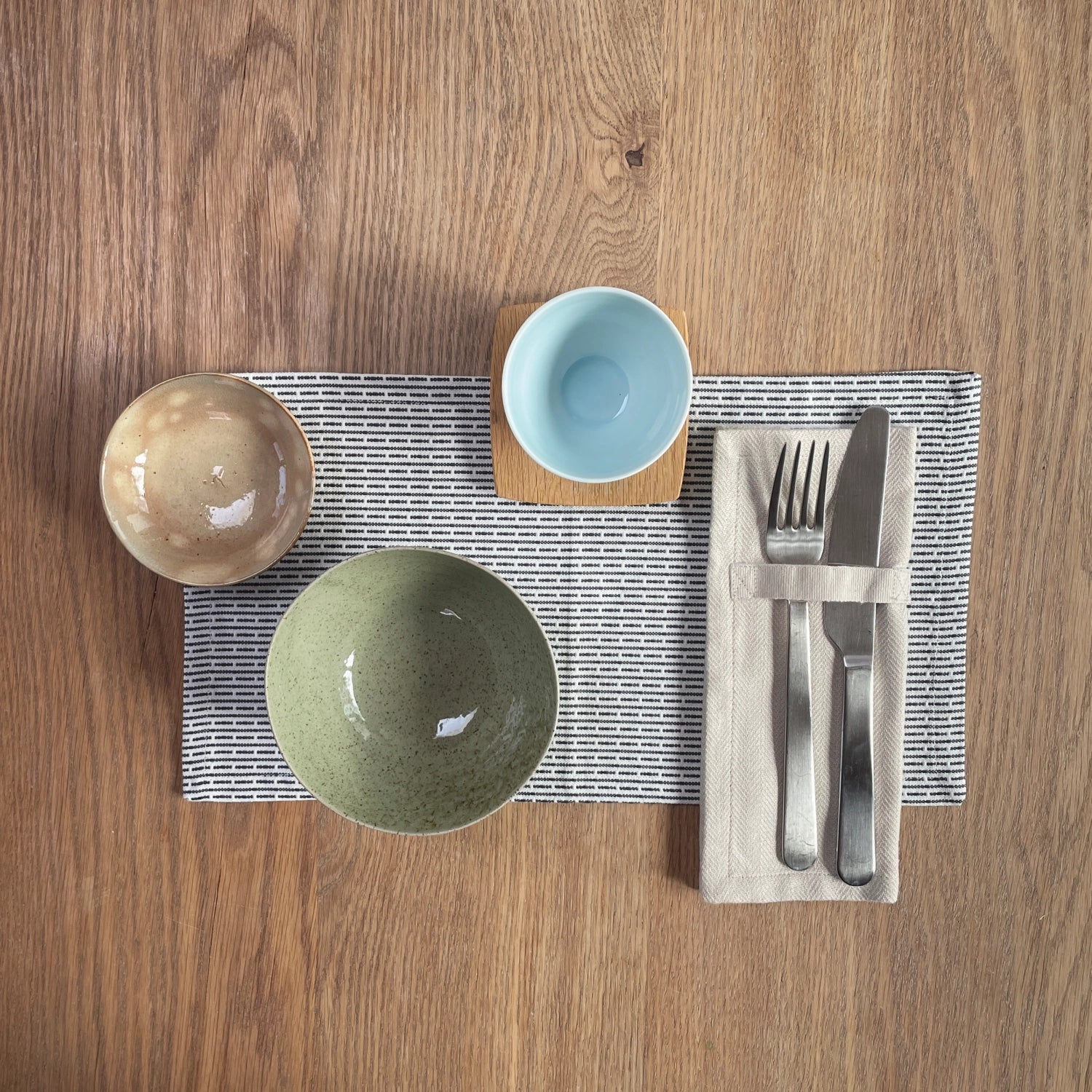 Elegantes 4er Set Stoffservietten in sanftem Steinfarbton, 20x20 cm, aus nachhaltiger Biobaumwolle – perfekt für umweltbewusste Tischgestaltung.
