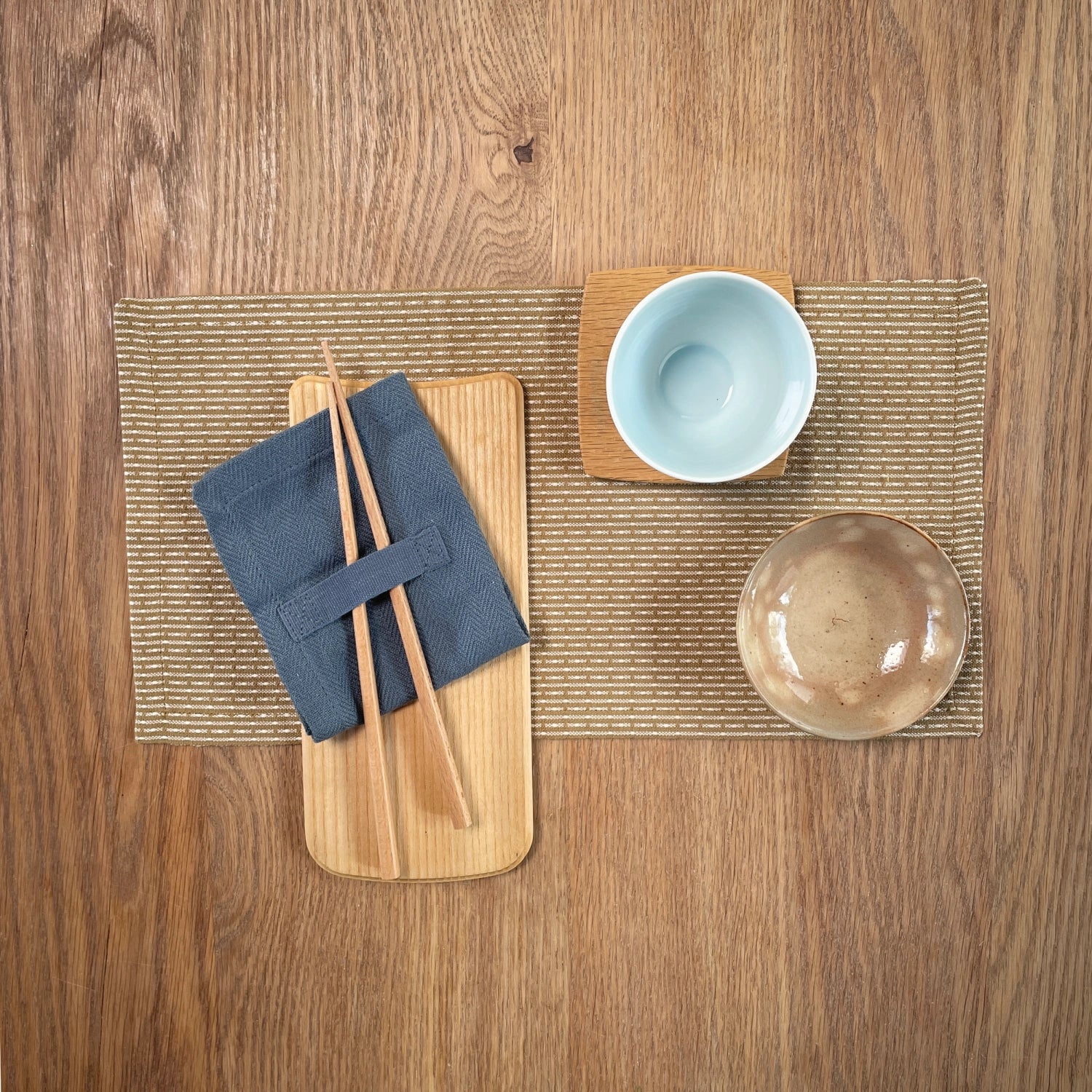 Set aus 4 graublauen Stoffservietten (20x20 cm) von The Organic Company, ideal für den täglichen Gebrauch und umweltfreundlich.