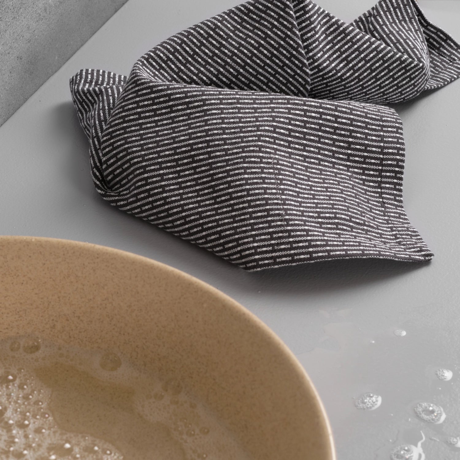 Hochwertiges Geschirrtuch in stilvollem evening grey, gefertigt aus nachhaltiger Biobaumwolle. Perfekt für umweltfreundliche Haushalte.