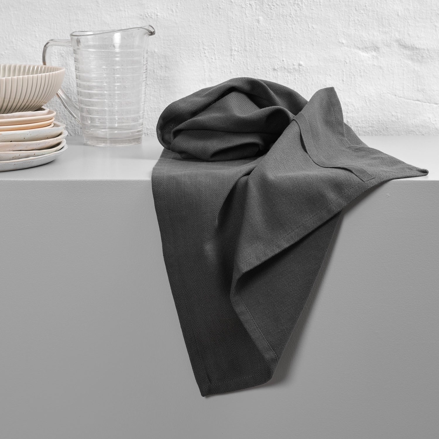 Hochwertiges Geschirrtuch aus Biobaumwolle in dunklem Grau, 53x86 cm, ideal für umweltbewusste Küchen und stilvolle Tischdekoration.