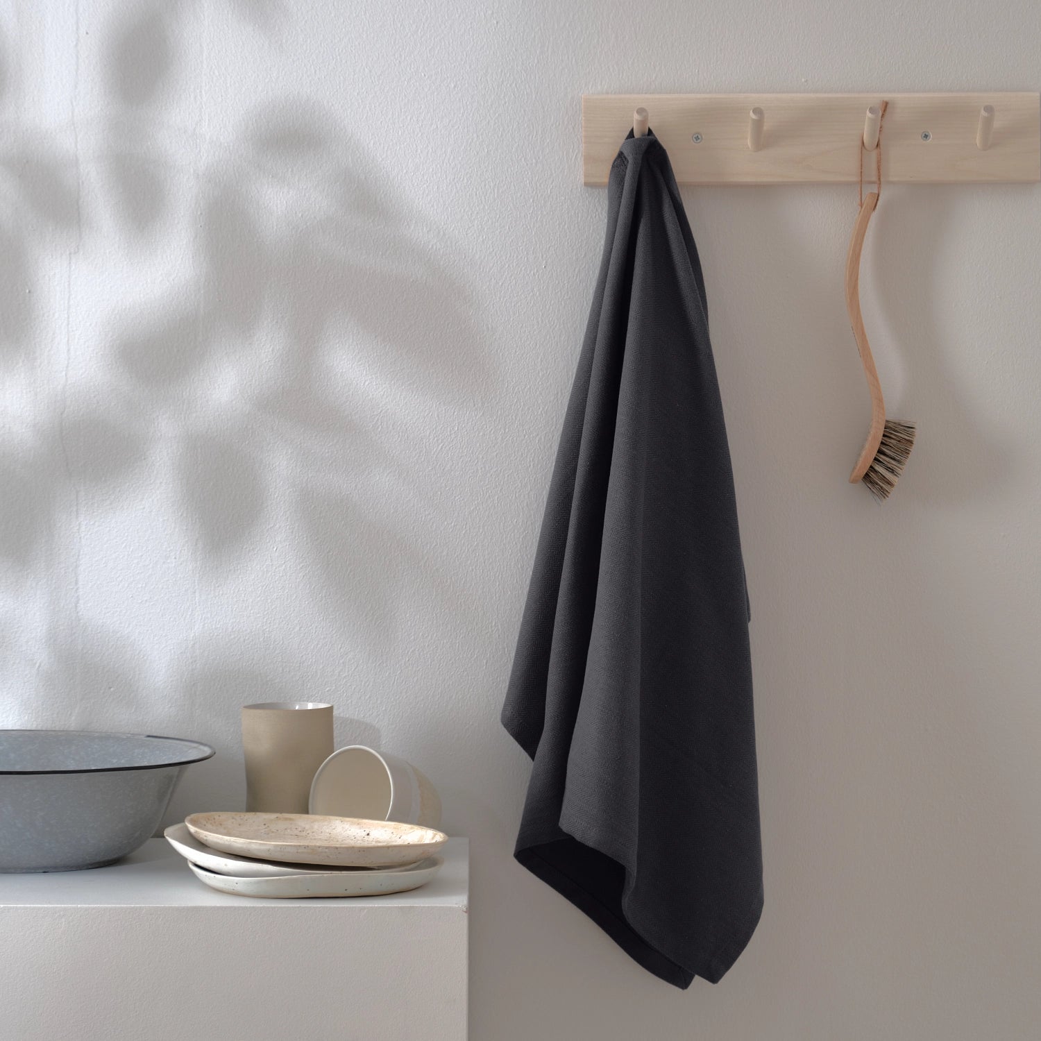 Elegantes Geschirrtuch aus nachhaltiger Biobaumwolle in dunklem Grau, 53x86 cm, perfekt für umweltfreundliche Haushalte und modernes Design.