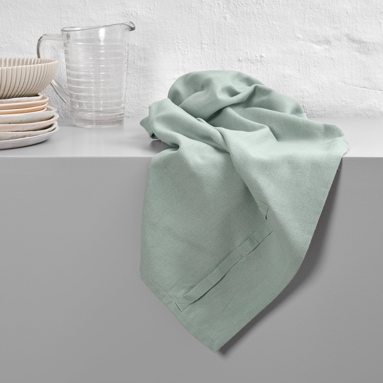 Elegantes Geschirrtuch in dusty mint, 53x86cm, aus Biobaumwolle von The Organic Company – perfekt für nachhaltige Küchen und umweltbewusste Haushalte.