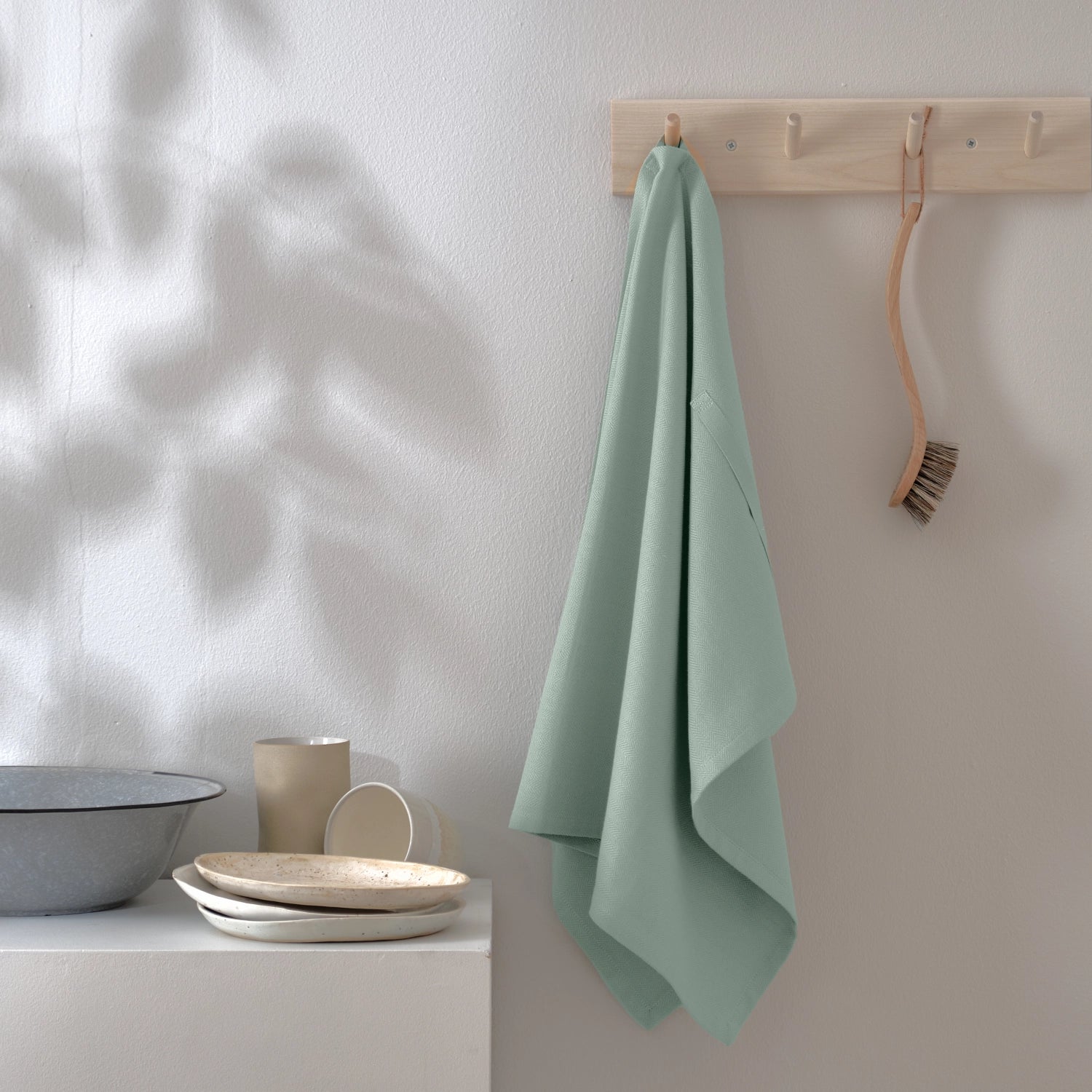 Hochwertiges Geschirrtuch in sanftem dusty mint, 53x86cm, aus biologischer Baumwolle – ideal für stilvolle und umweltfreundliche Küchen.