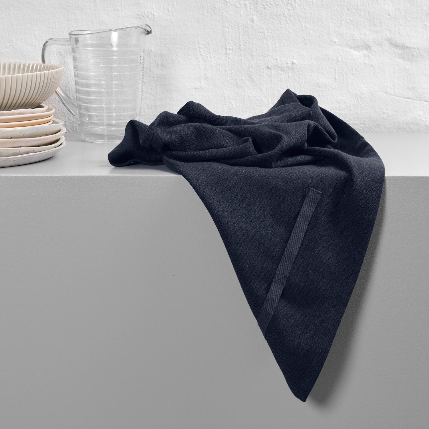 Dunkelblaues Geschirrtuch aus Biobaumwolle (53x86cm) von The Organic Company, nachhaltig und funktional, perfekt für die Küche.