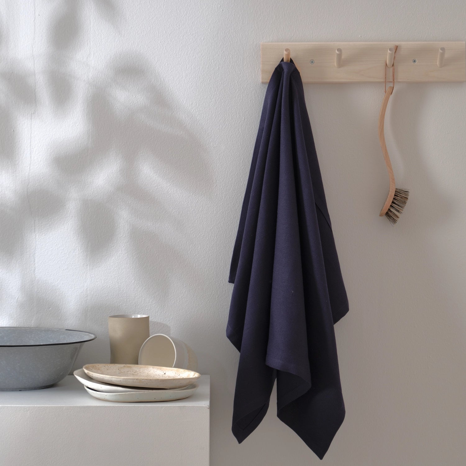 Elegantes Geschirrtuch in Dunkelblau (53x86cm) aus hochwertiger Biobaumwolle von The Organic Company, ideal für umweltbewusste Küchen.