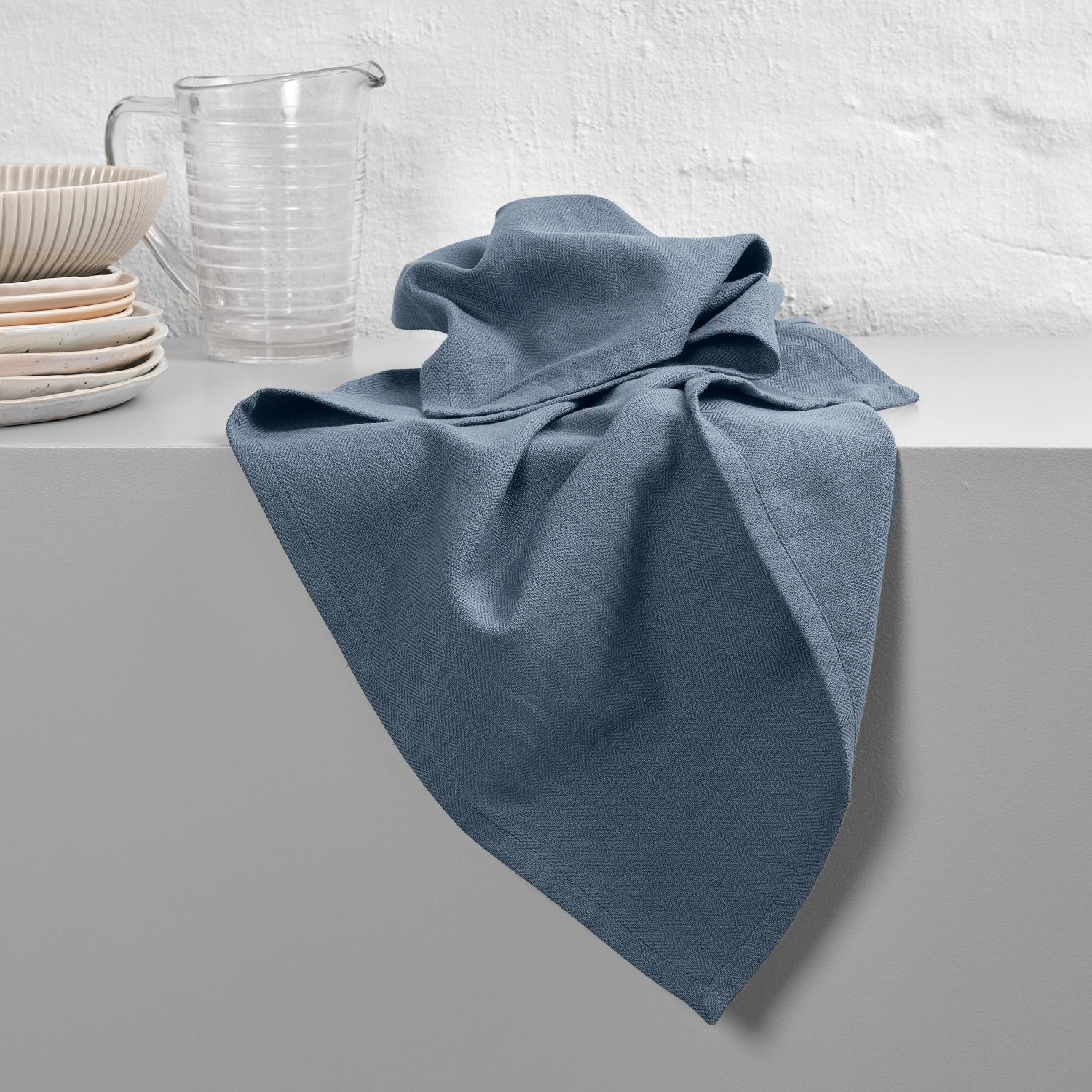 Elegantes Geschirrtuch in grau-blau aus Biobaumwolle, 53x86 cm, von The Organic Company – perfekt für nachhaltige Küchen.