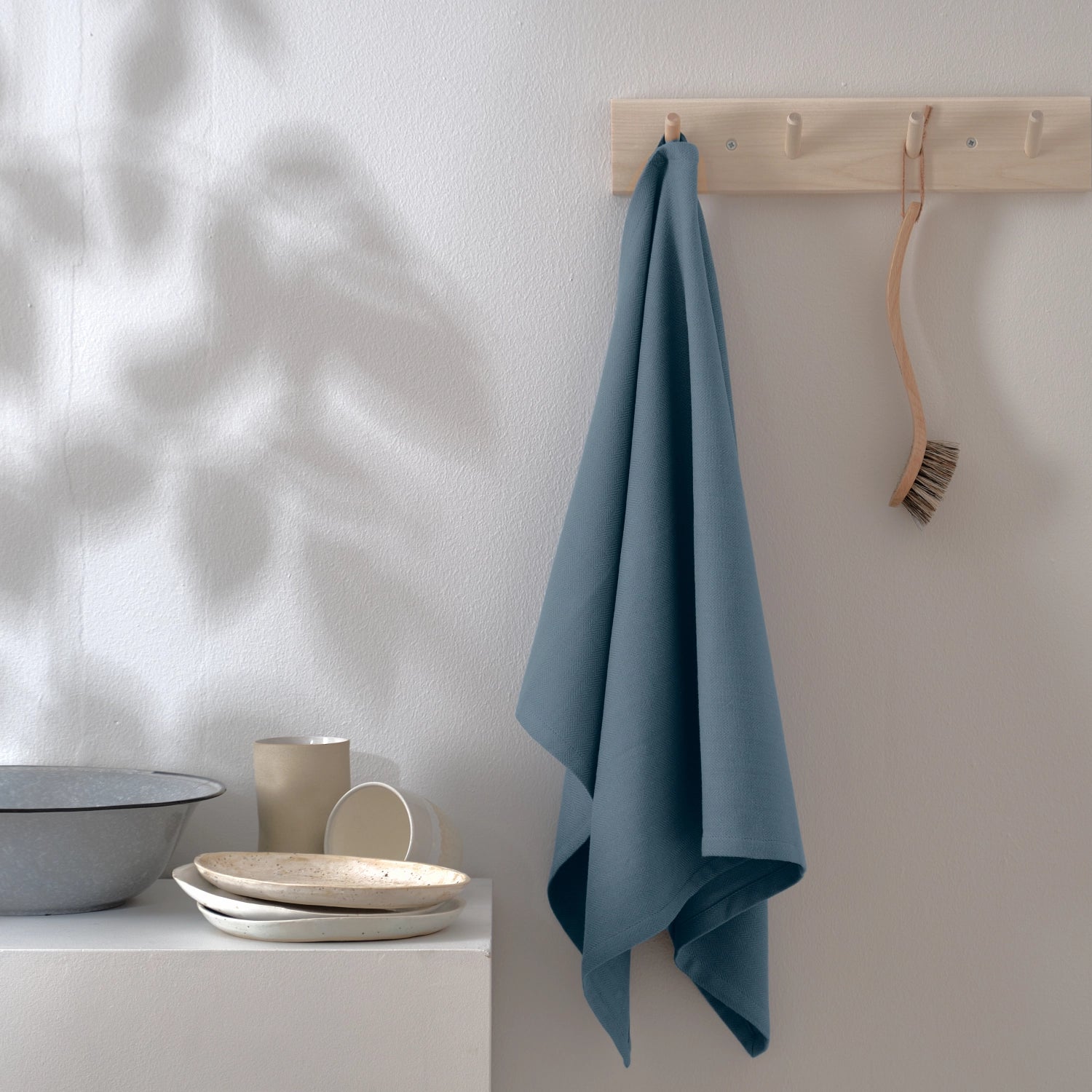 Hochwertiges Geschirrtuch in stilvollem grau-blau, gefertigt aus Biobaumwolle, 53x86 cm – ideal für umweltbewusste Haushalte.