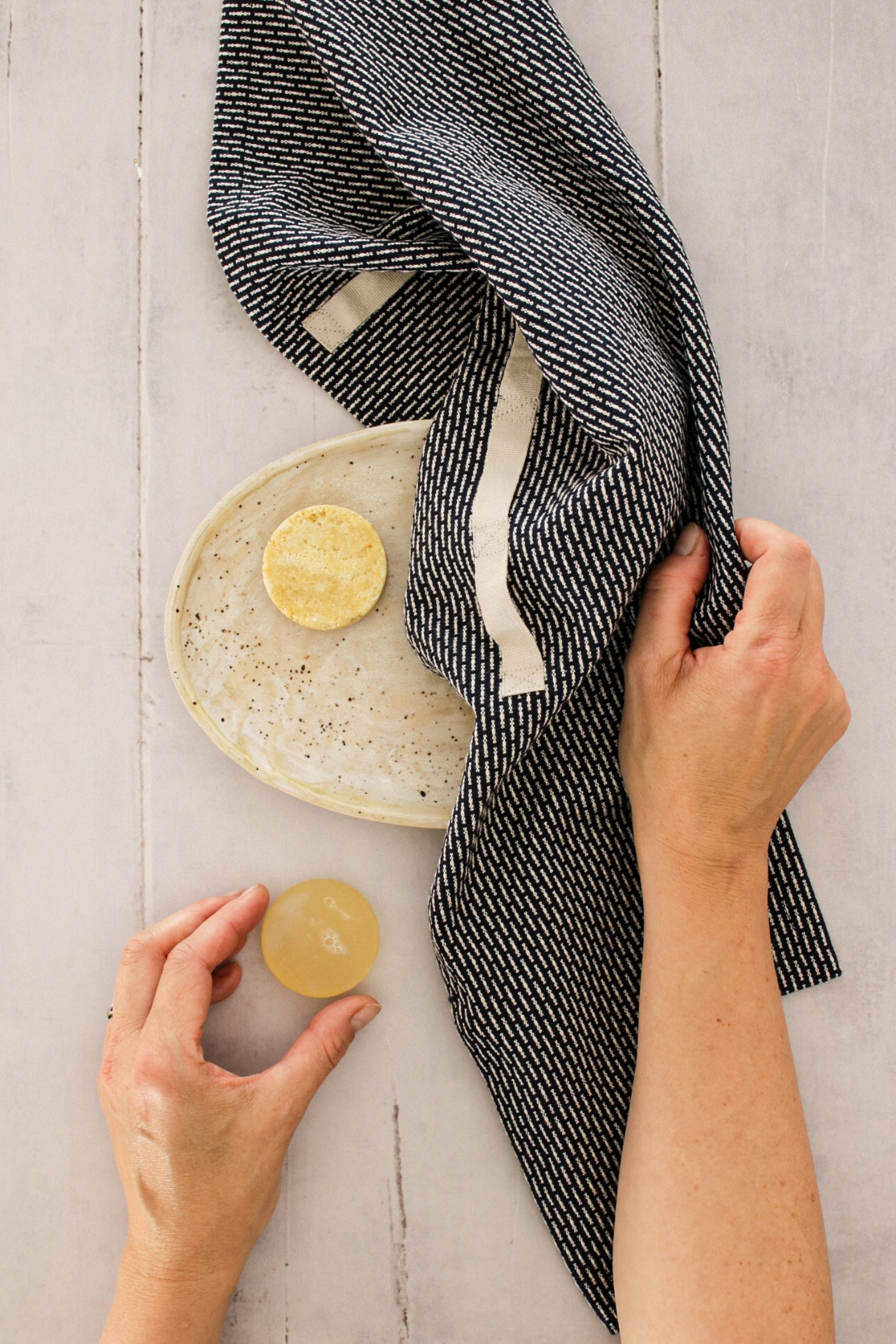 Kleines Geschirrtuch in Dunkelblau aus Biobaumwolle (35x60cm) von The Organic Company, perfekt für umweltbewusste Küchen.
