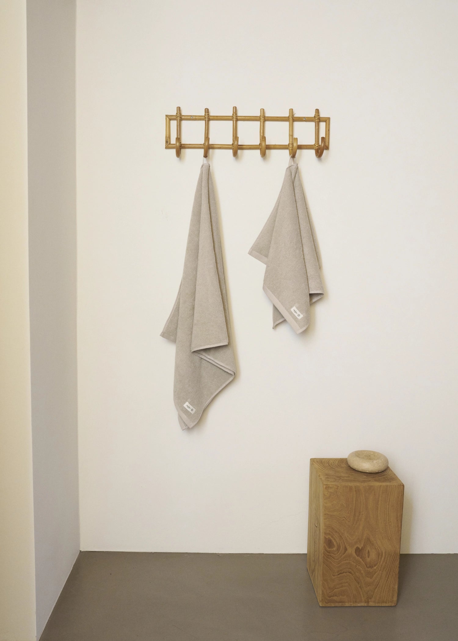 Elegantes Badetuch in Steinfarbe aus 100% Biobaumwolle, 70x140cm, ideal für nachhaltigen Komfort und Stil im Badezimmer.