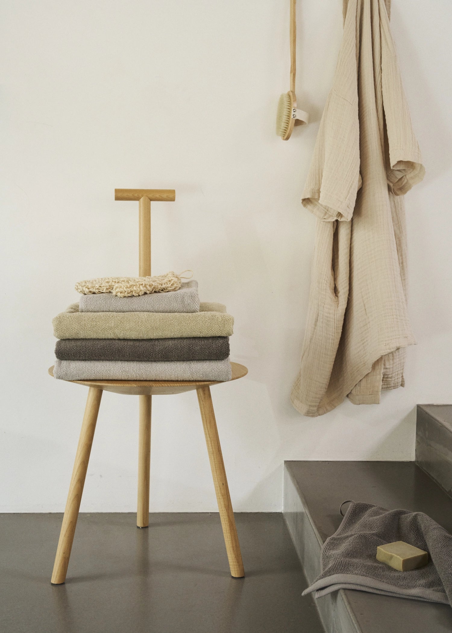 Elegantes Badetuch in natürlichem Steinfarbton, aus 100% Biobaumwolle, 70x140cm, ideal für nachhaltige Wellness und modernes Design.