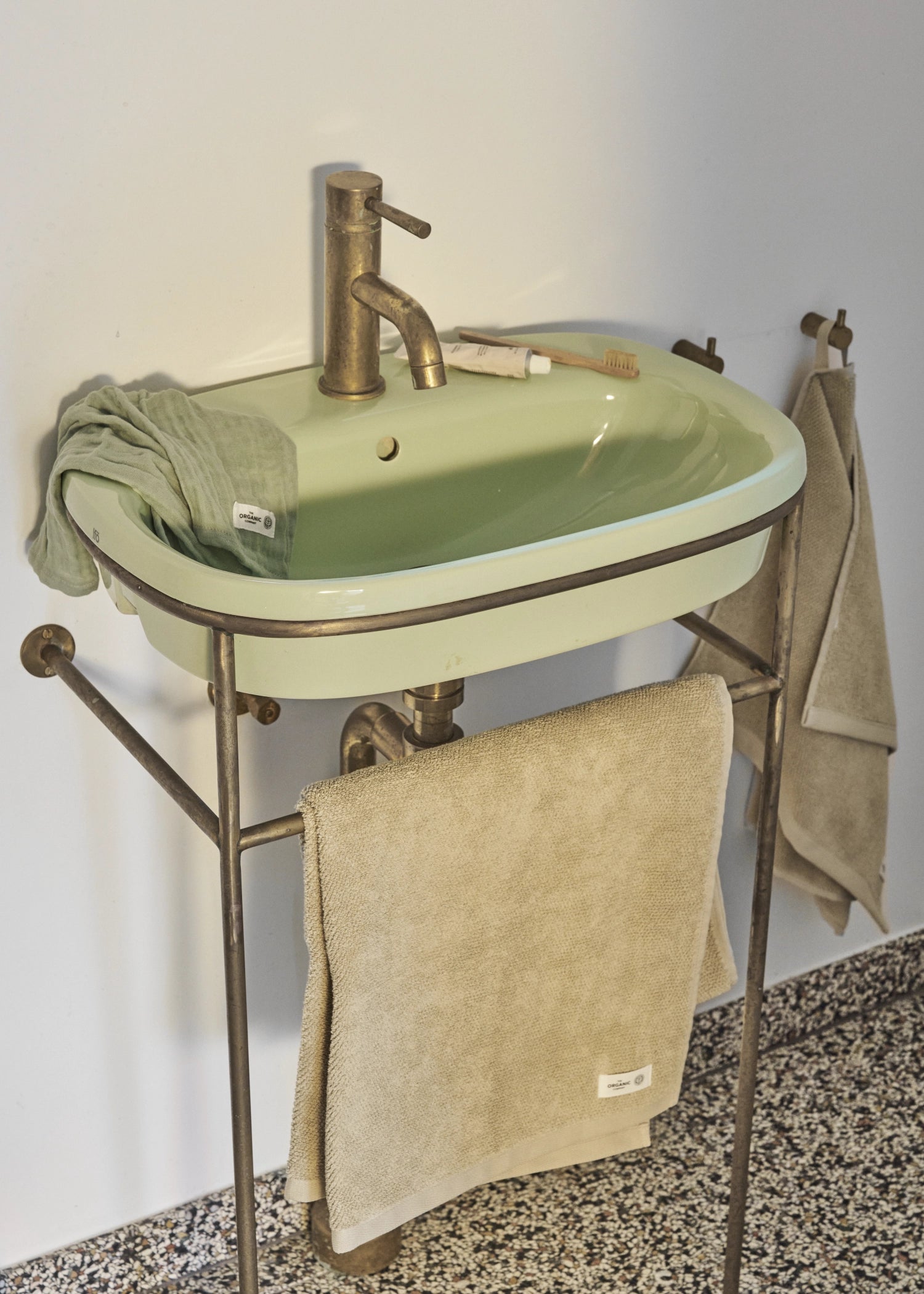 Hochwertiges Badetuch in sanftem Steinfarbton, gefertigt aus 100% Biobaumwolle, 70x140cm, perfekt für umweltbewusste Entspannung und stilvolle Badezimmer.