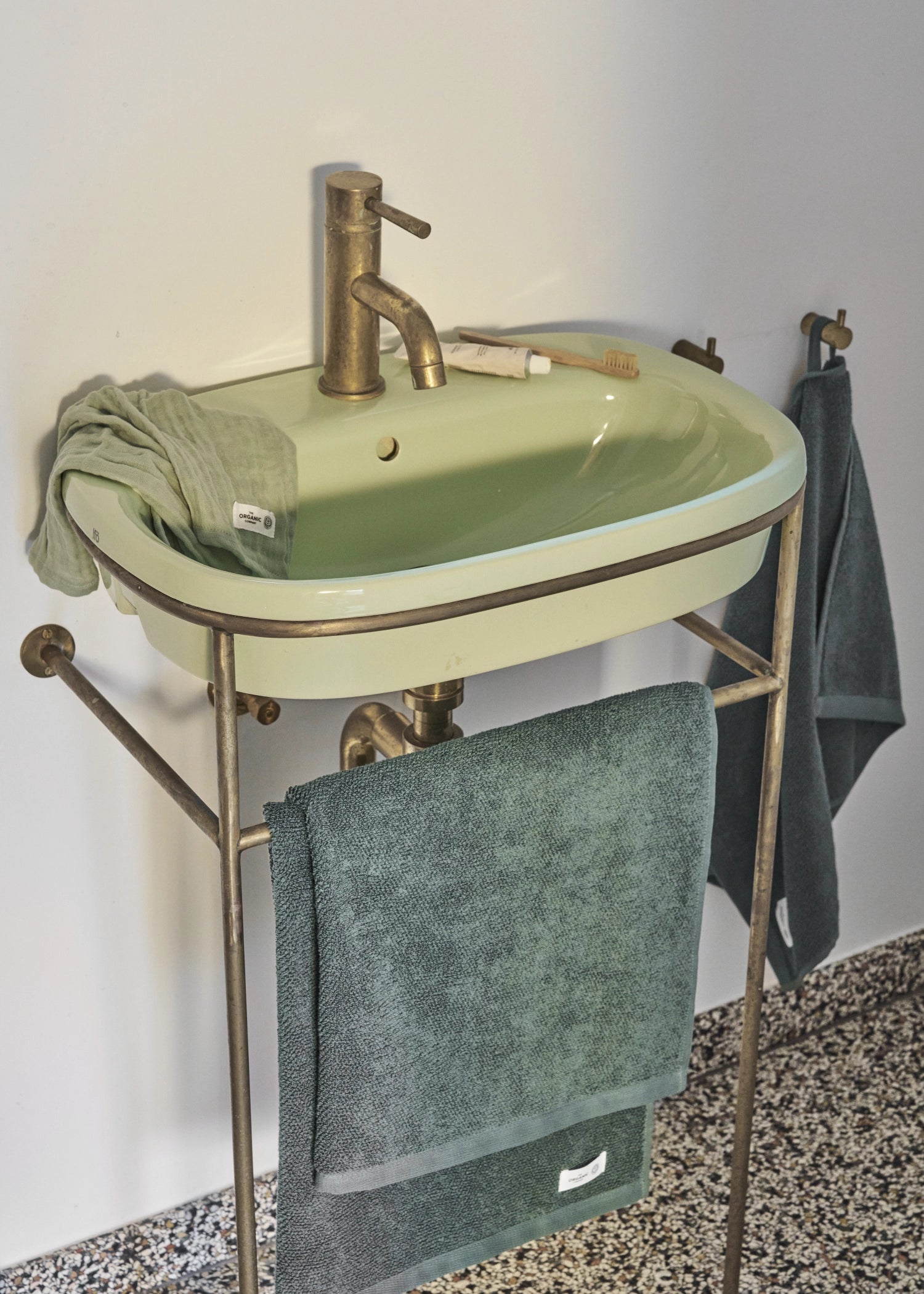 Hochwertiges Badetuch in sanftem Steinfarbton, gefertigt aus 100% Biobaumwolle, 70x140cm, perfekt für umweltbewusste Entspannung und stilvolle Badezimmer.