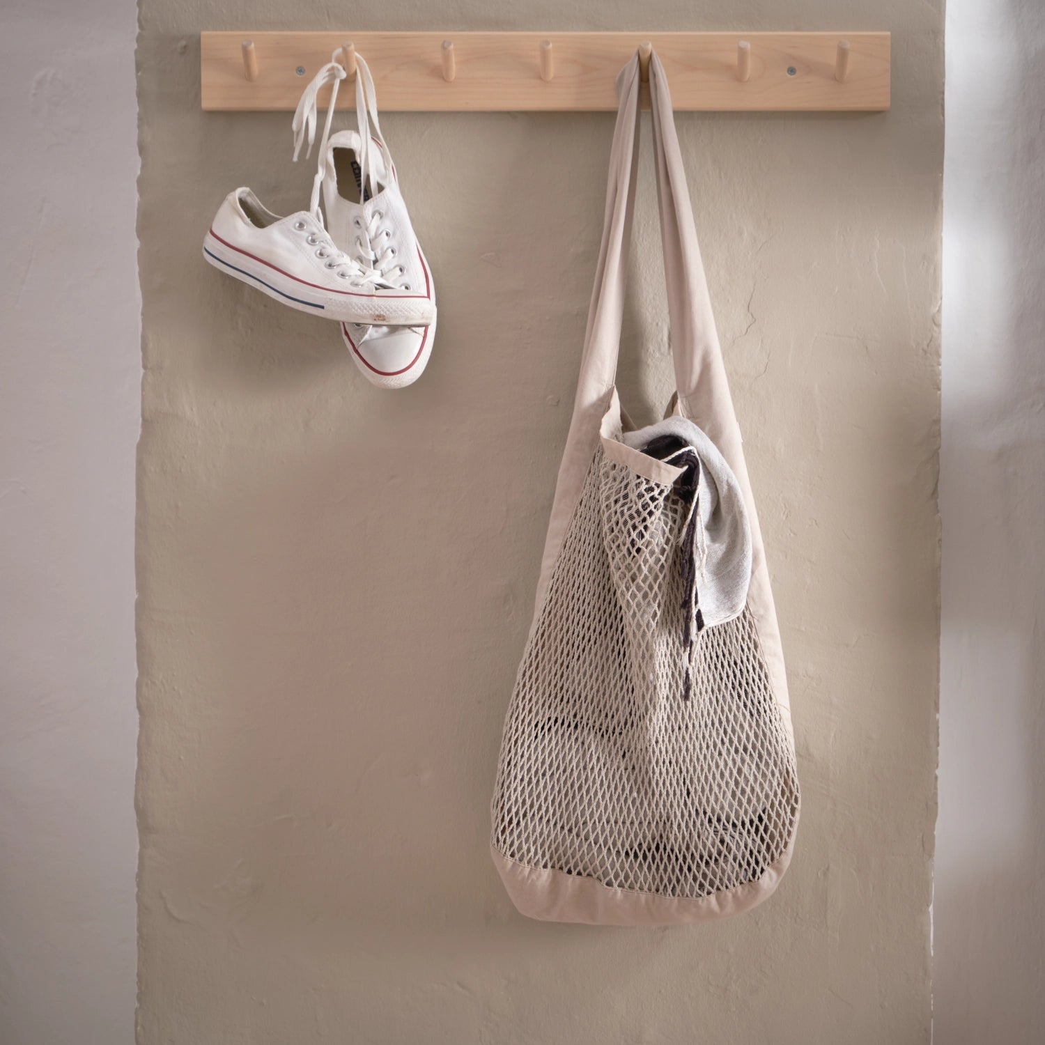 Stylische Netztasche aus Biobaumwolle in Steinfarbe, 44x15x45cm, ideal für umweltbewusste Einkäufe und nachhaltigen Lifestyle.