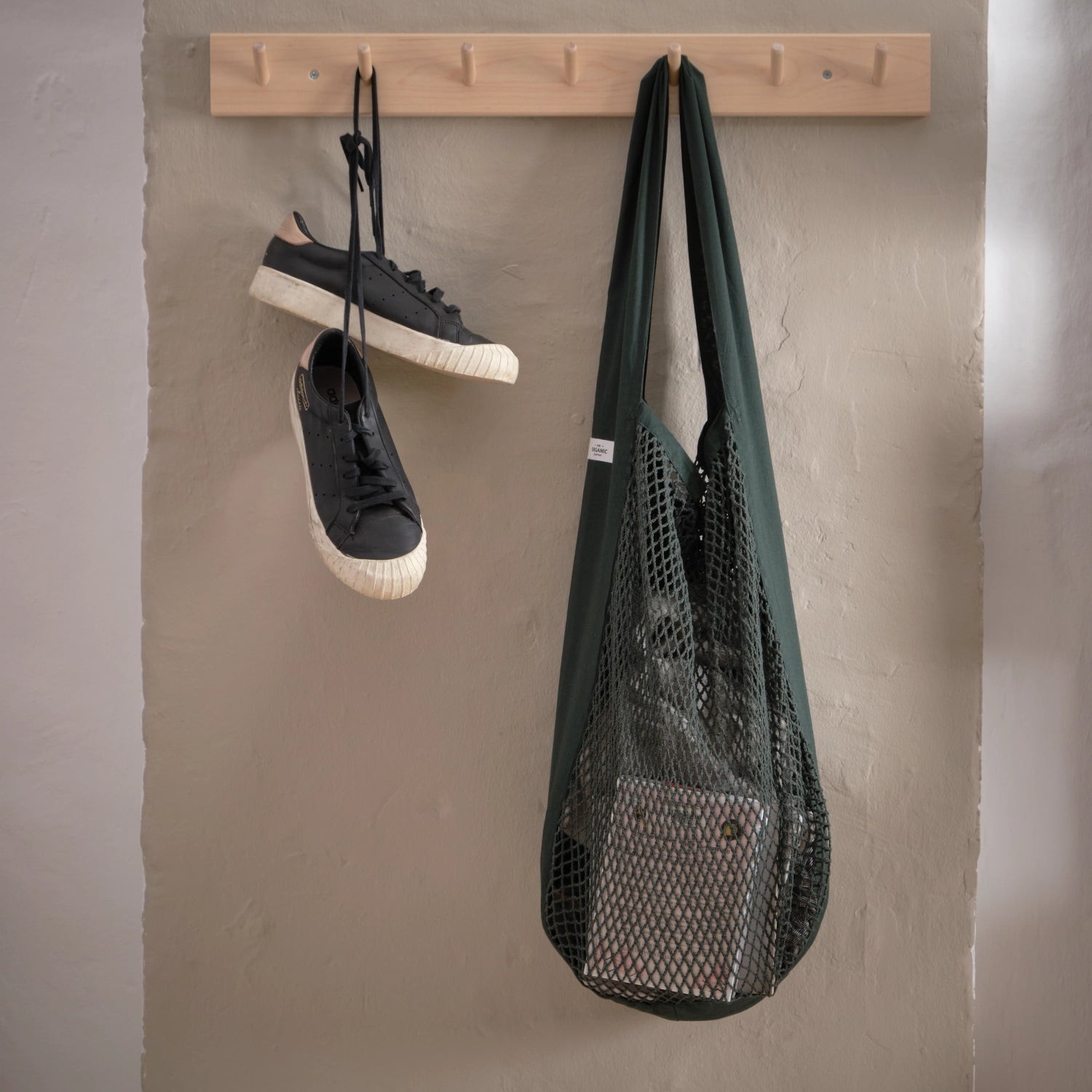 Dunkelgrüne Netztasche aus Biobaumwolle (44x15x45cm) von The Organic Company, ideal für umweltbewusste Einkäufe und nachhaltigen Lifestyle.