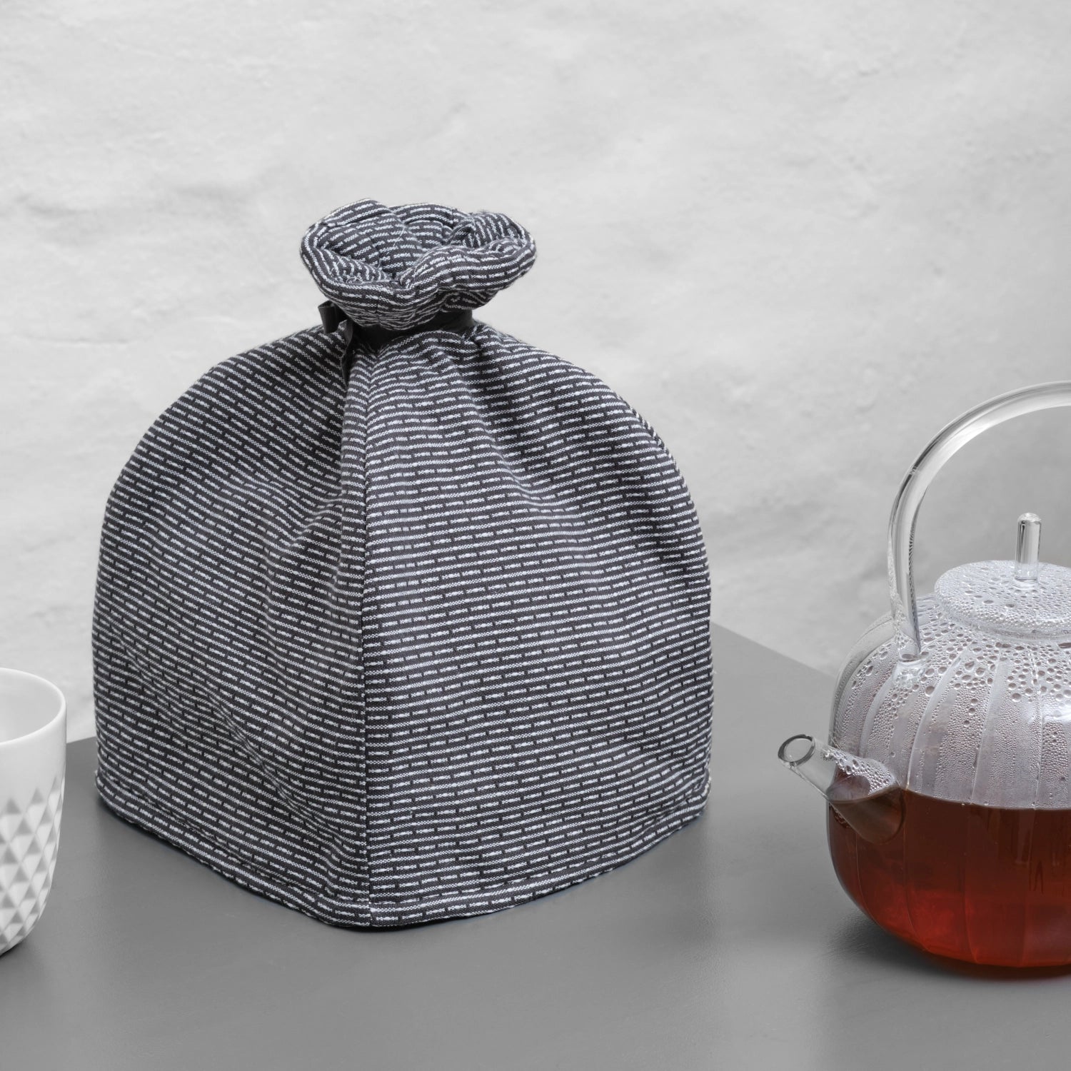 Elegante Teekannenhaube in evening grey aus isolierter Biobaumwolle, ideal für stilvolles Teegenießen. Perfekt für Teekrüge von The Organic Company.