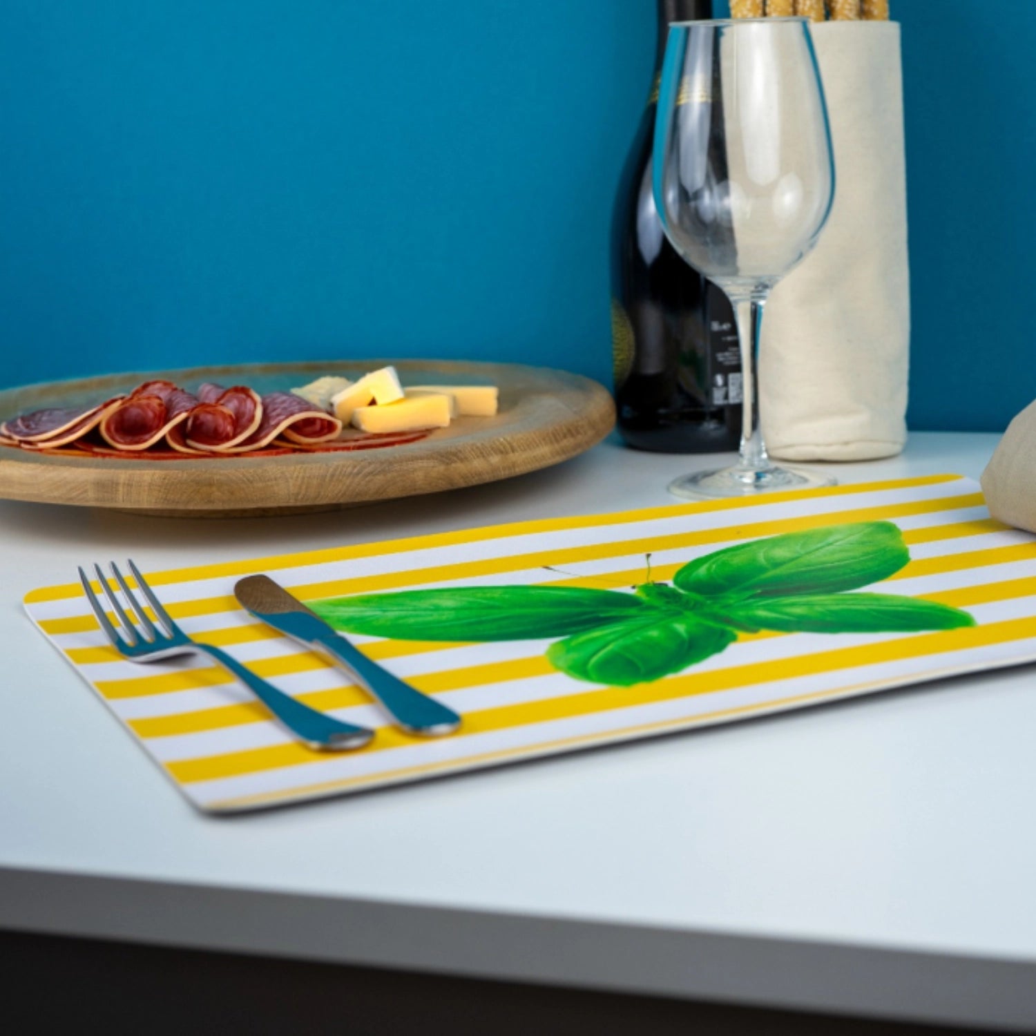 Buntes, beidseitig bedrucktes Tischset mit Schmetterlingsmotiv aus PVC, ideal für stilvolle Tischdekoration und Schutz vor Kratzern.