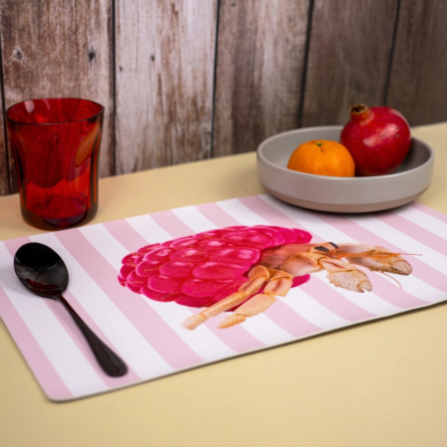 Buntes, beidseitig bedrucktes Tischset mit Krabbenmotiv aus PVC, ideal für stilvolle Tischdekoration und Schutz vor Flecken.