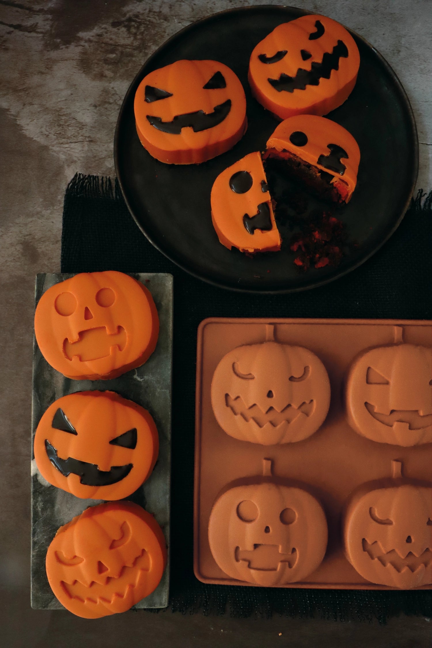 Praktische Backform von Scrap Cooking für die Zubereitung von 6 Kürbisgebäcken, ideal für herbstliche Backprojekte.