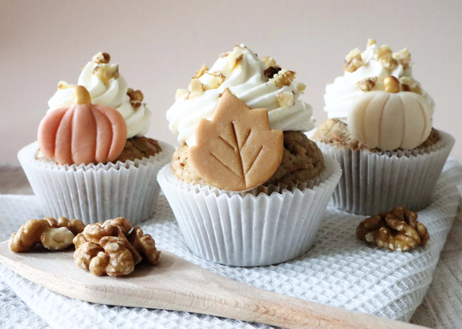 Marzipandekor Herbst gemischt 23g in Mehrfarbig präsentiert im Onlineshop von KAQTU Design AG. Lebensmittel ist von Scrap Cooking