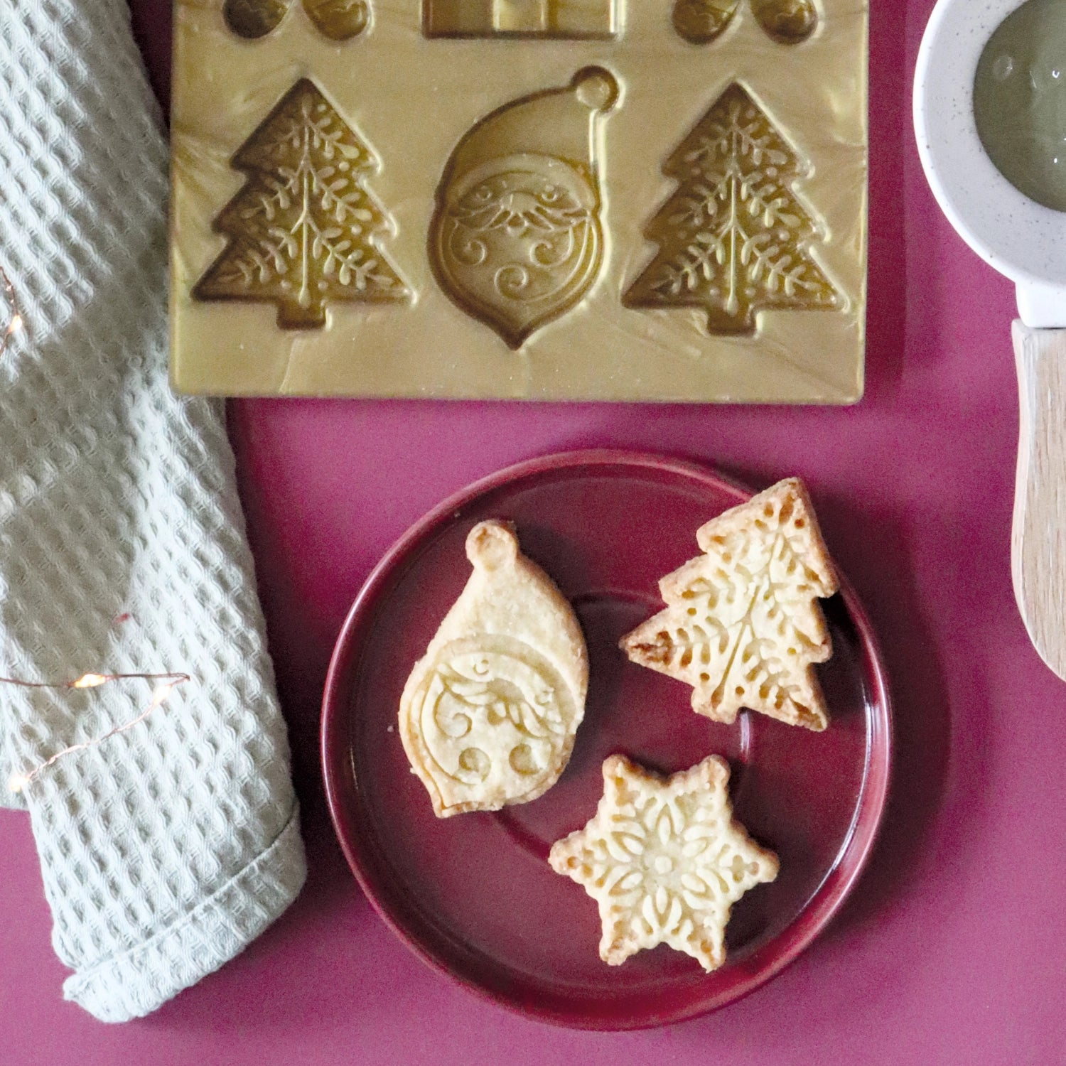 Beige Silikon-Backform für 12 Weihnachtskekse, perfekt für festliche Anlässe und müheloses Backen mit Spaß und Kreativität.