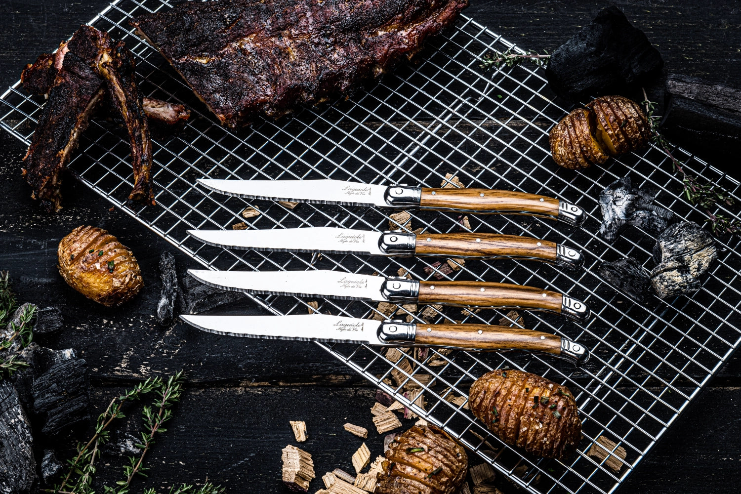 Hochwertiges Steakmesser der Premium Line von Laguiole Style de Vie, ausgestattet mit einer 1.8mm Klinge und einem edlen Holzgriff für perfekten Schnitt.