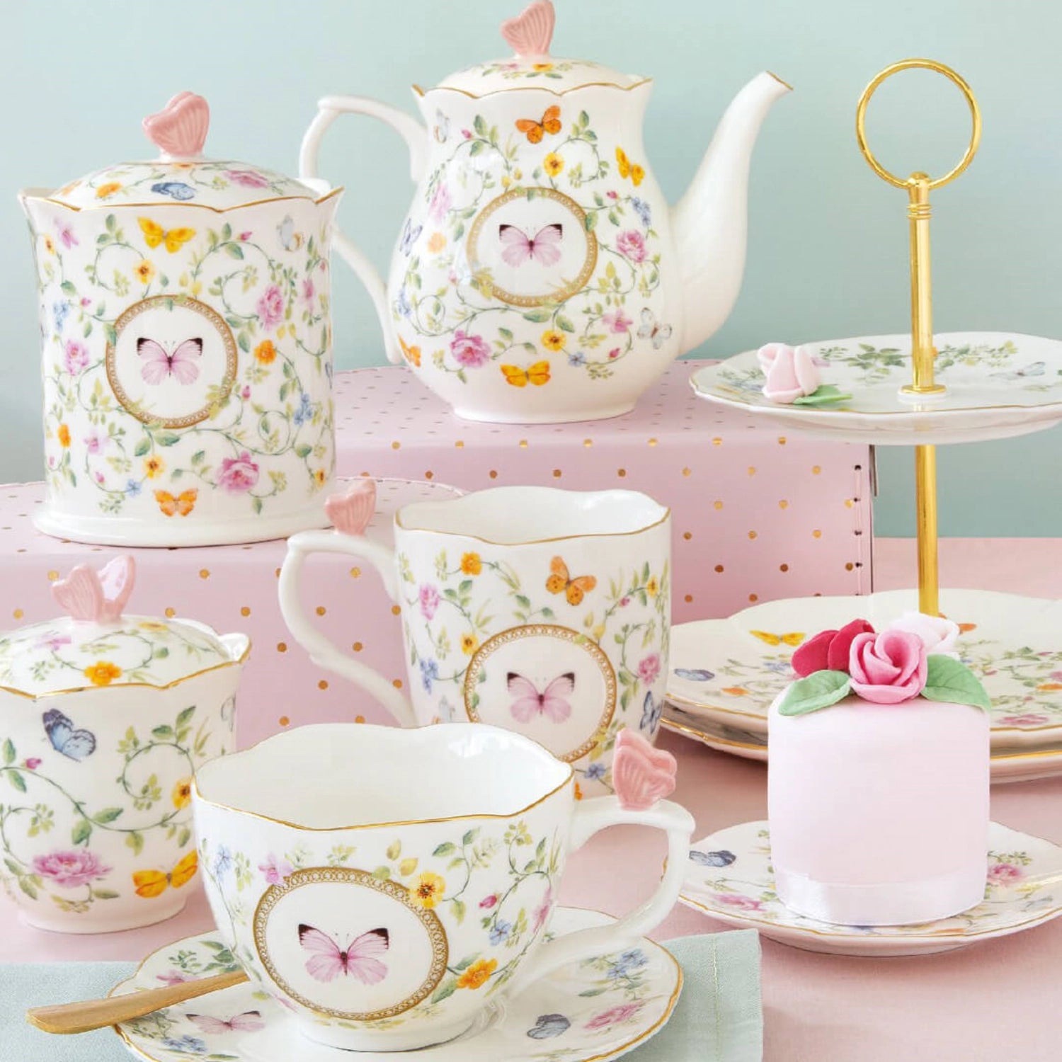 Elegante Dancing Butterflies Tasse mit passender Untertasse aus feinem Porzellan, 240ml, ideal für Teeliebhaber und stilvolle Tischdekoration.