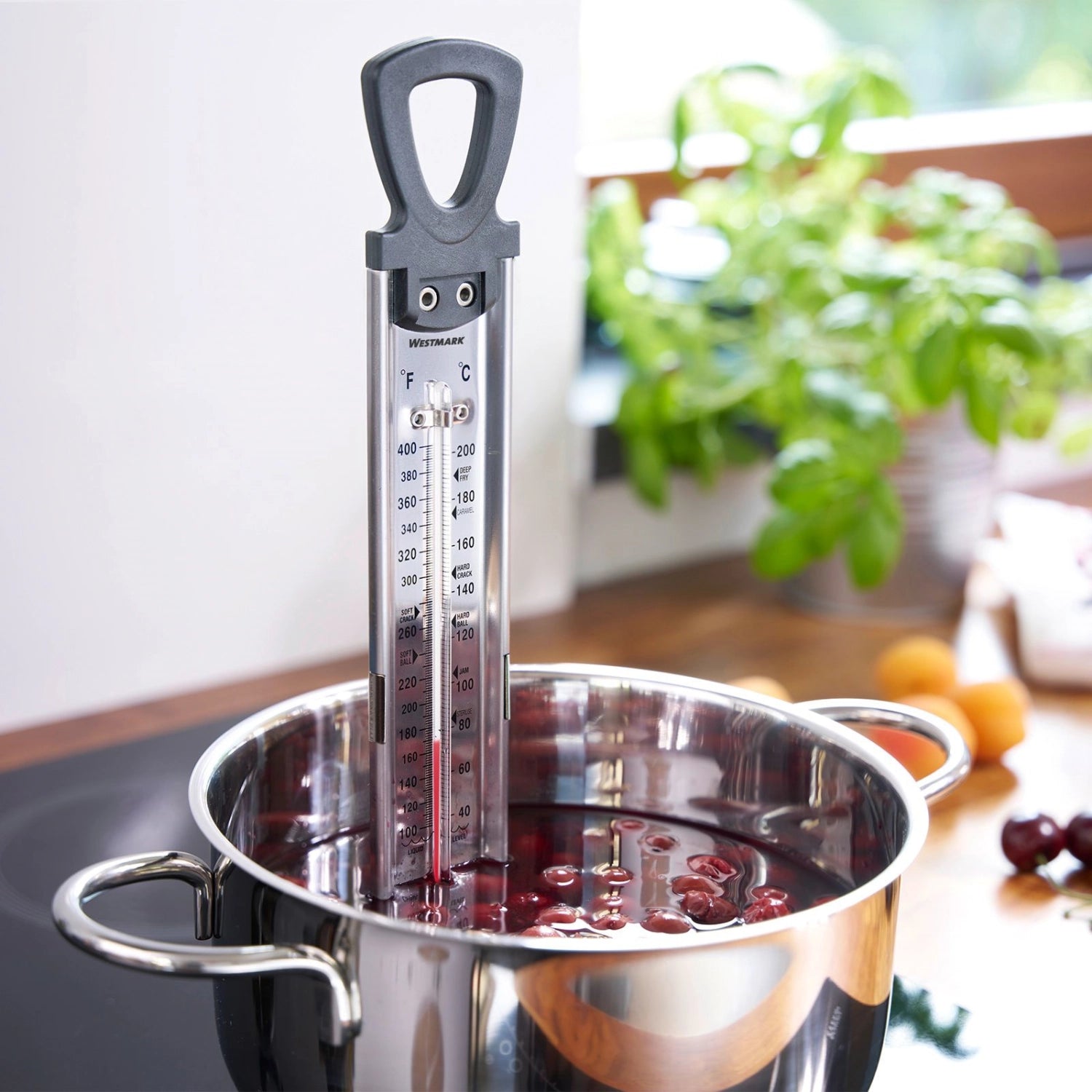 Zuckerthermometer von Westmark, ideal für die Zubereitung von Süßigkeiten, mit klarer Skala und langlebiger Bauweise für präzise Ergebnisse.