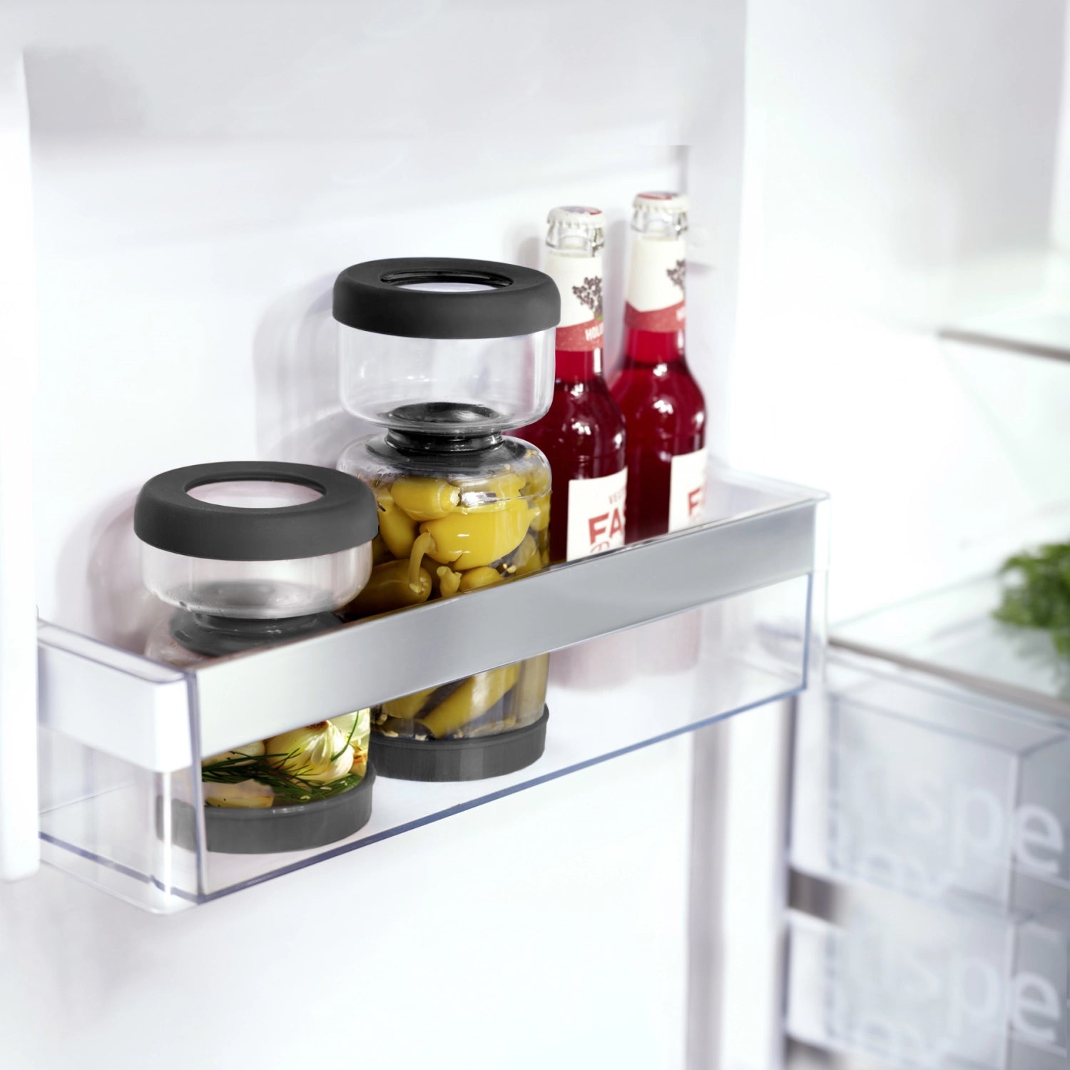 Praktisches 900 ml Abtropfglas von Westmark, ideal für die hygienische Lagerung und Abtropfung von Obst, Gemüse und anderen Lebensmitteln.