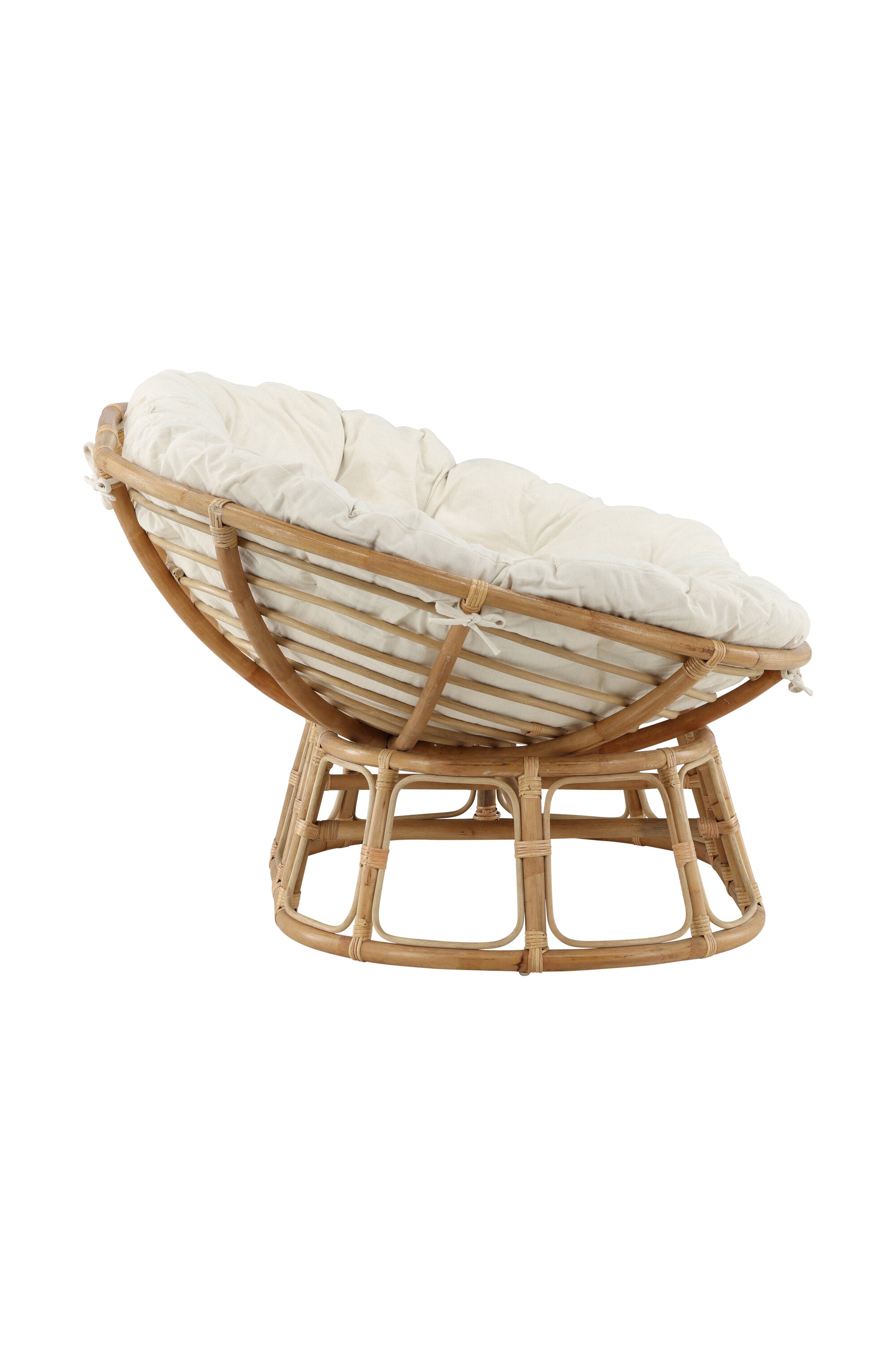 Elegante Rattan-Sonnenlounge mit weichem Kissen, ideal für stilvolle Entspannung im Garten oder auf der Terrasse.