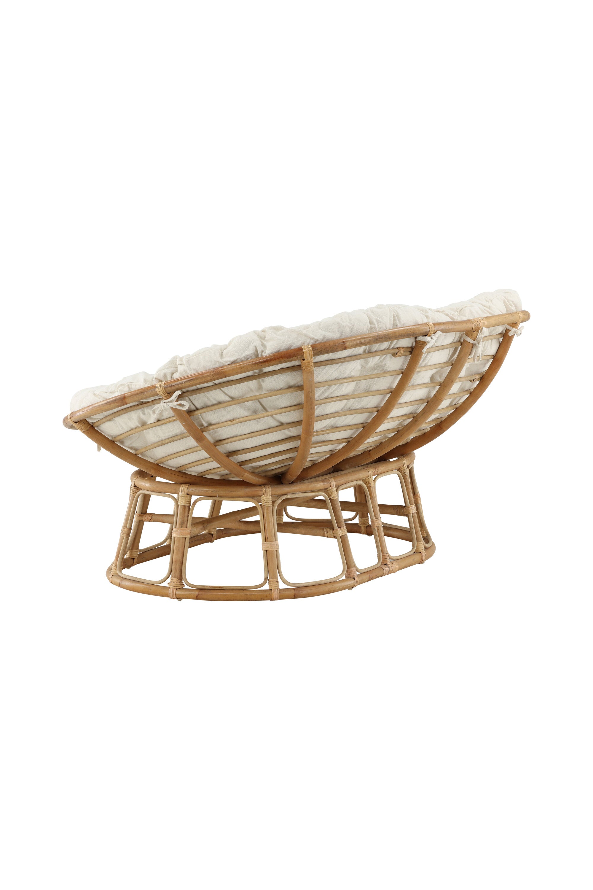 Elegante Rattan-Sonnenlounge mit weichem Kissen, ideal für stilvolle Entspannung im Garten oder auf der Terrasse.