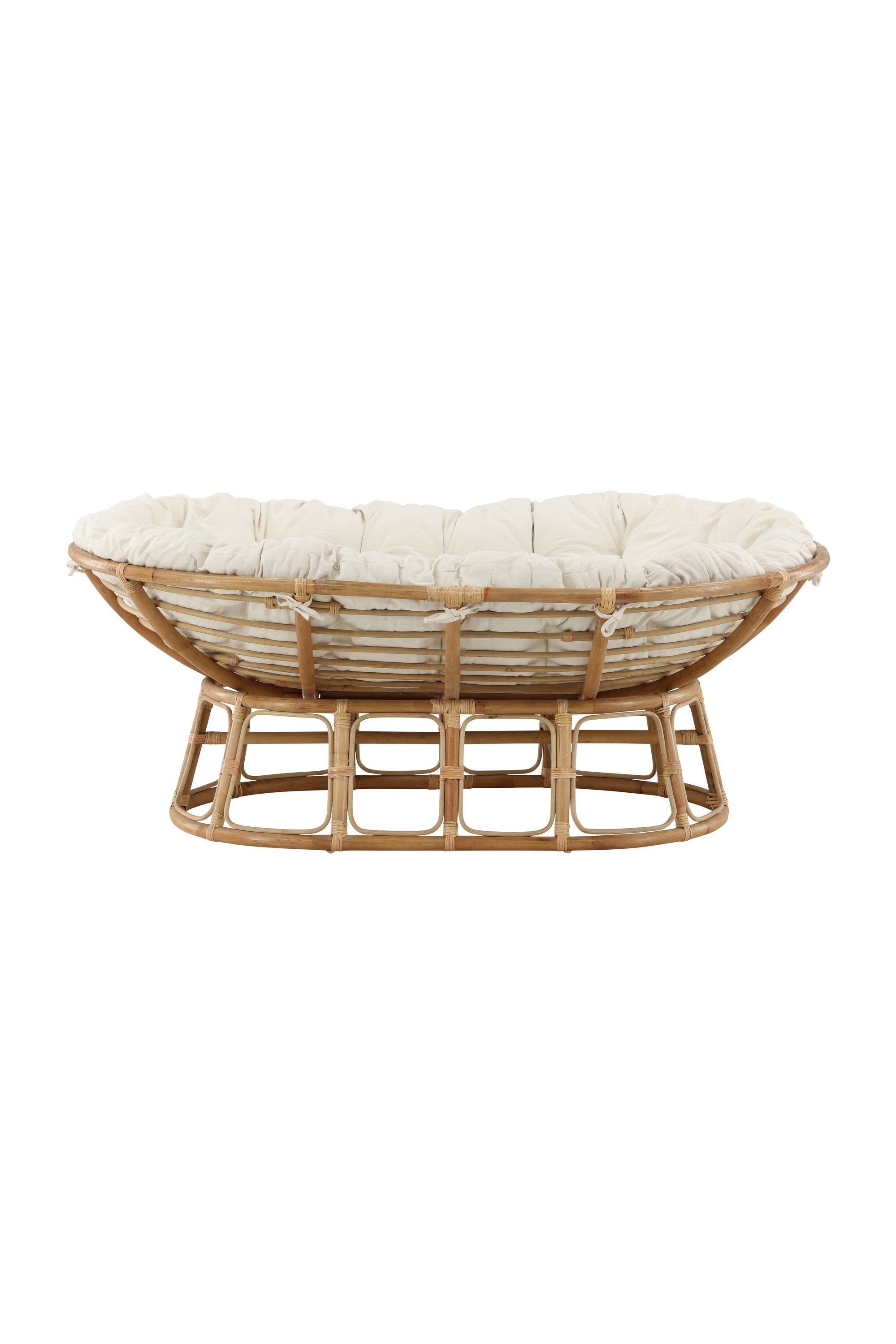 Elegante Rattan-Sonnenlounge mit weichem Kissen, ideal für stilvolle Entspannung im Garten oder auf der Terrasse.