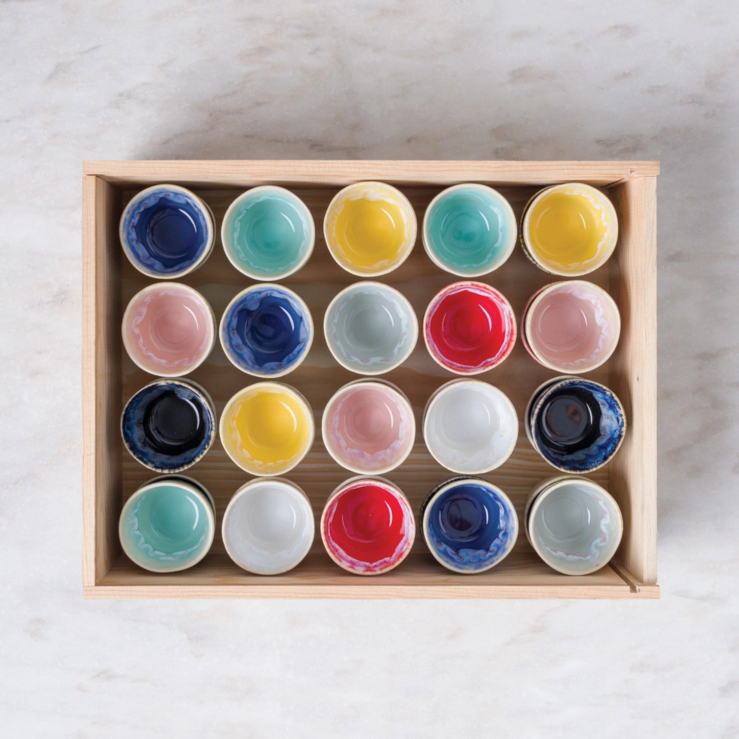 Elegantes 40-teiliges Set aus Espressotassen in einer stilvollen Holzgeschenkbox, ideal für Kaffeeliebhaber und besondere Anlässe.
