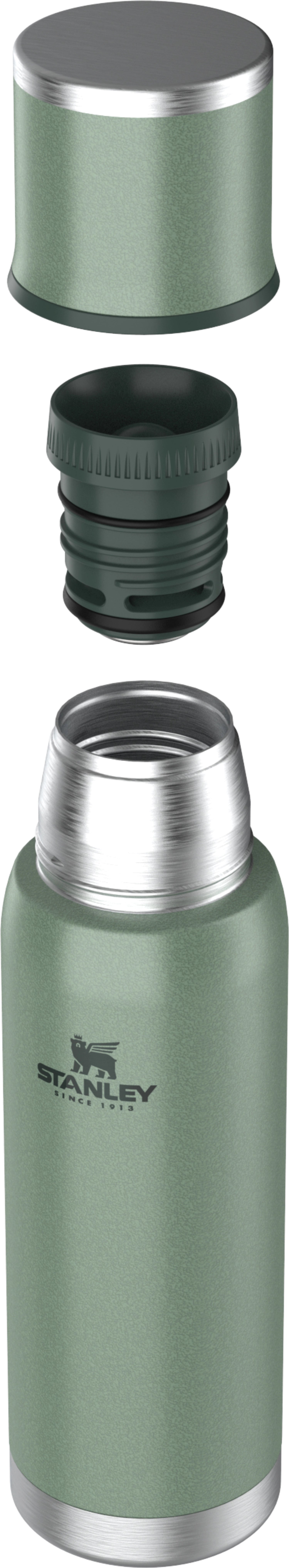 Adventure To-Go Flasche 1.0l hammertone green in Grün präsentiert im Onlineshop von KAQTU Design AG. Trinkflaschen ist von Stanley