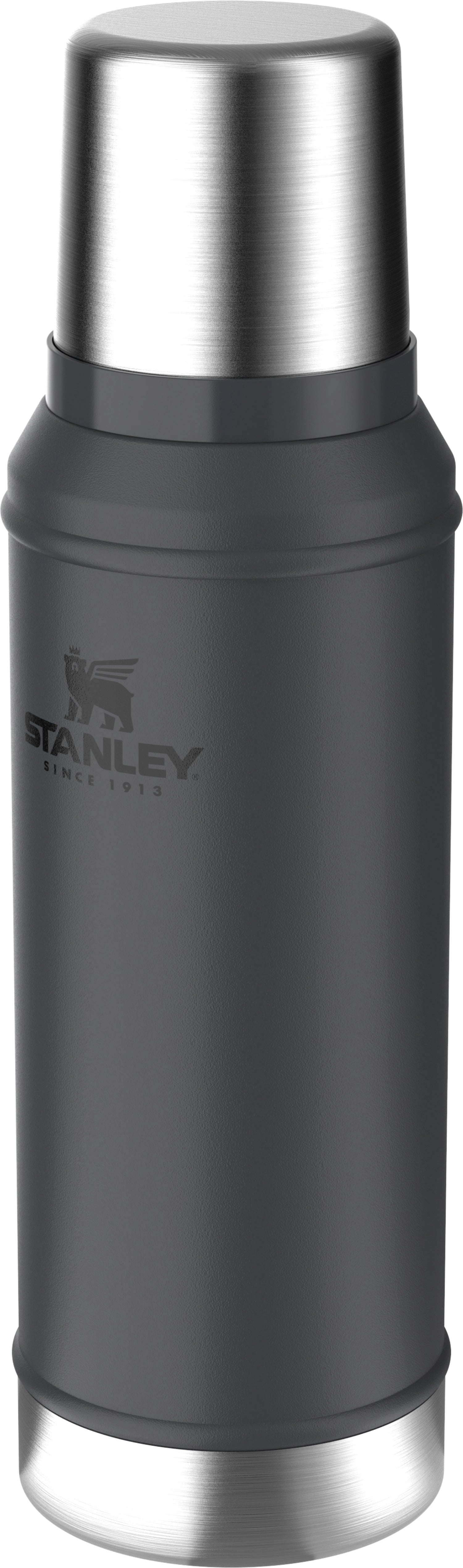 Elegante schwarze Stanley Trinkflasche 0.94l, ideal für unterwegs, mit robustem Design und praktischer Handhabung.