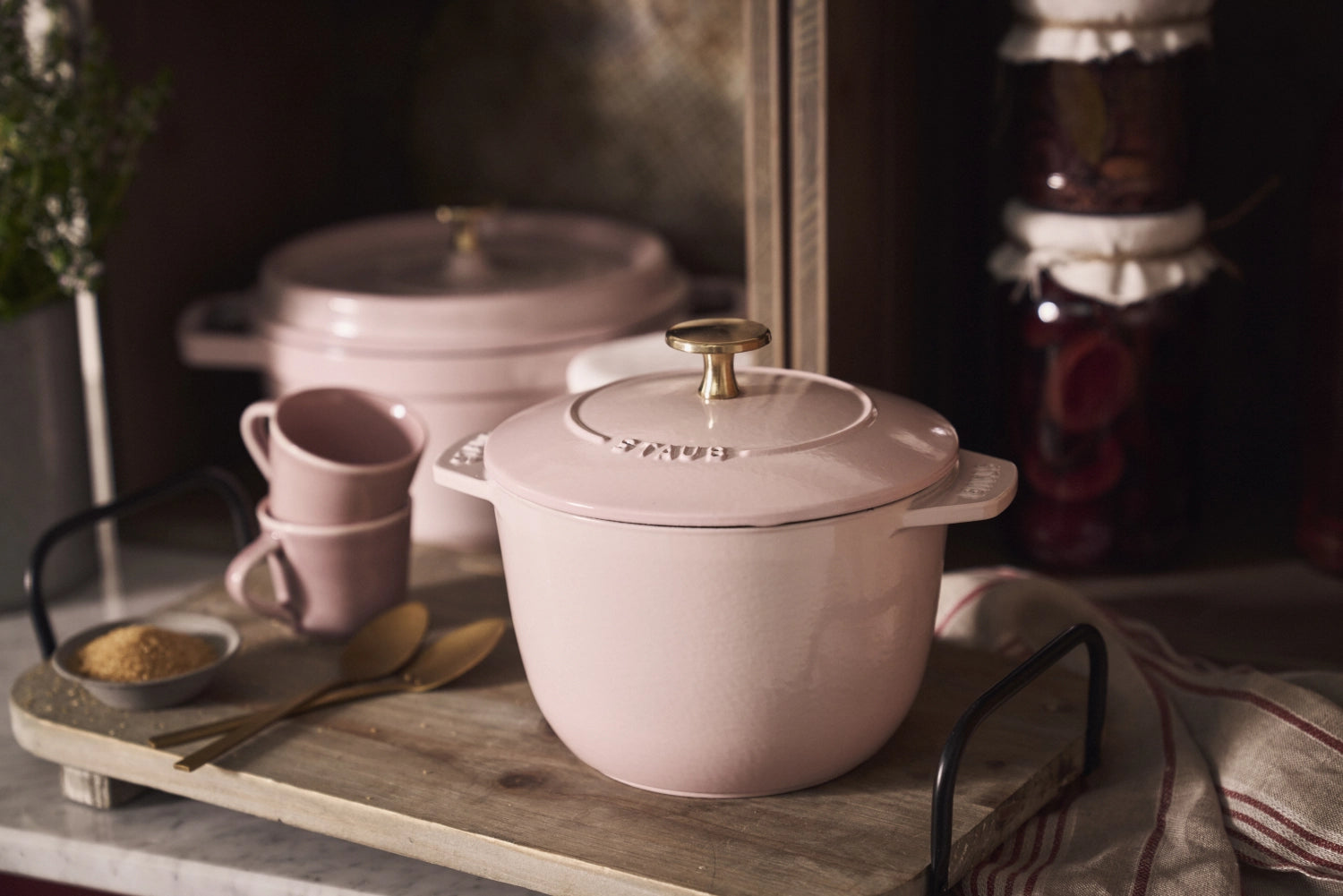 Runde Cocotte von Staub in Sorbet Rose, 28 cm, aus Gusseisen, 6.7 l, ideal für schmackhafte Gerichte und stilvolle Tischpräsentation.