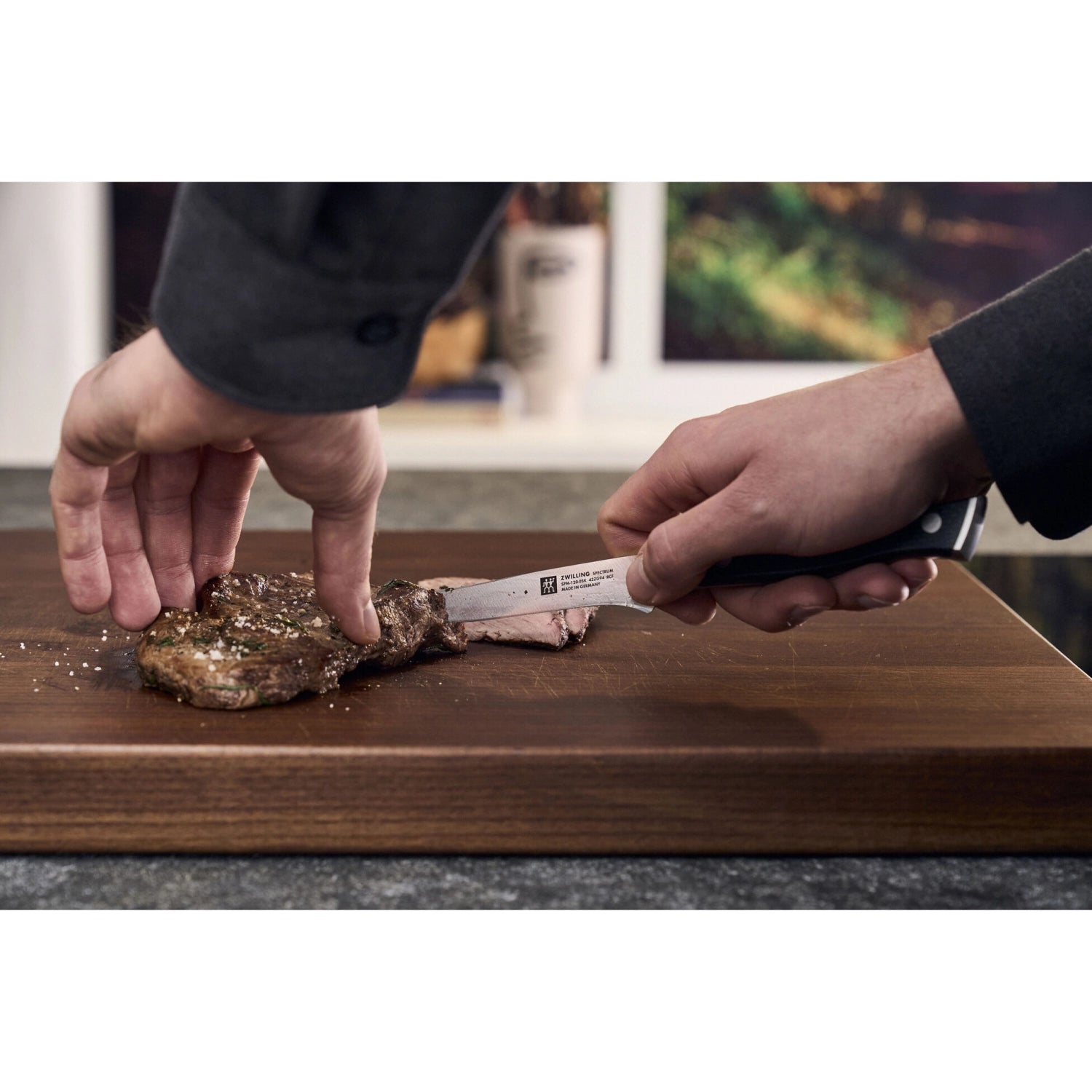 Hochwertiges 4er Set Spectrum Steakmesser von Zwilling, farbenfroh und scharf, perfekt für Fleischliebhaber und Grillabende.