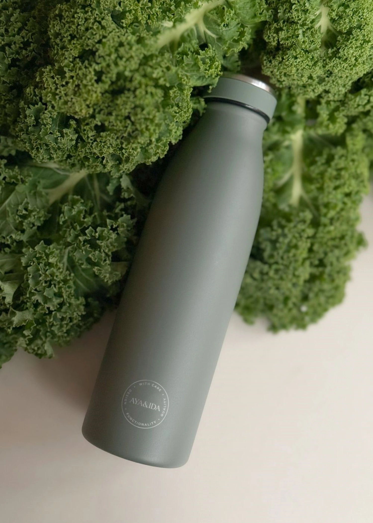 Stylische 500ml Trinkflasche in Tropical Green von AYA&IDA, ideal für unterwegs und umweltfreundlich.