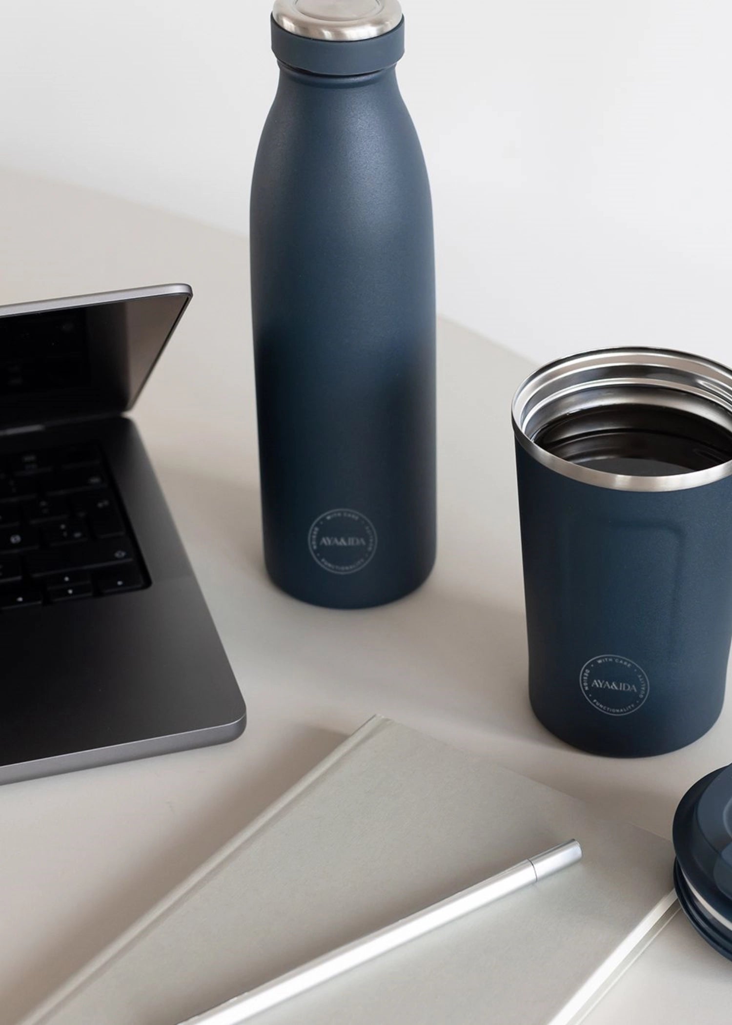 Elegante 500ml Trinkflasche in Navy Blue von AYA&IDA, perfekt für unterwegs. Hält deine Getränke kühl und ist umweltfreundlich.