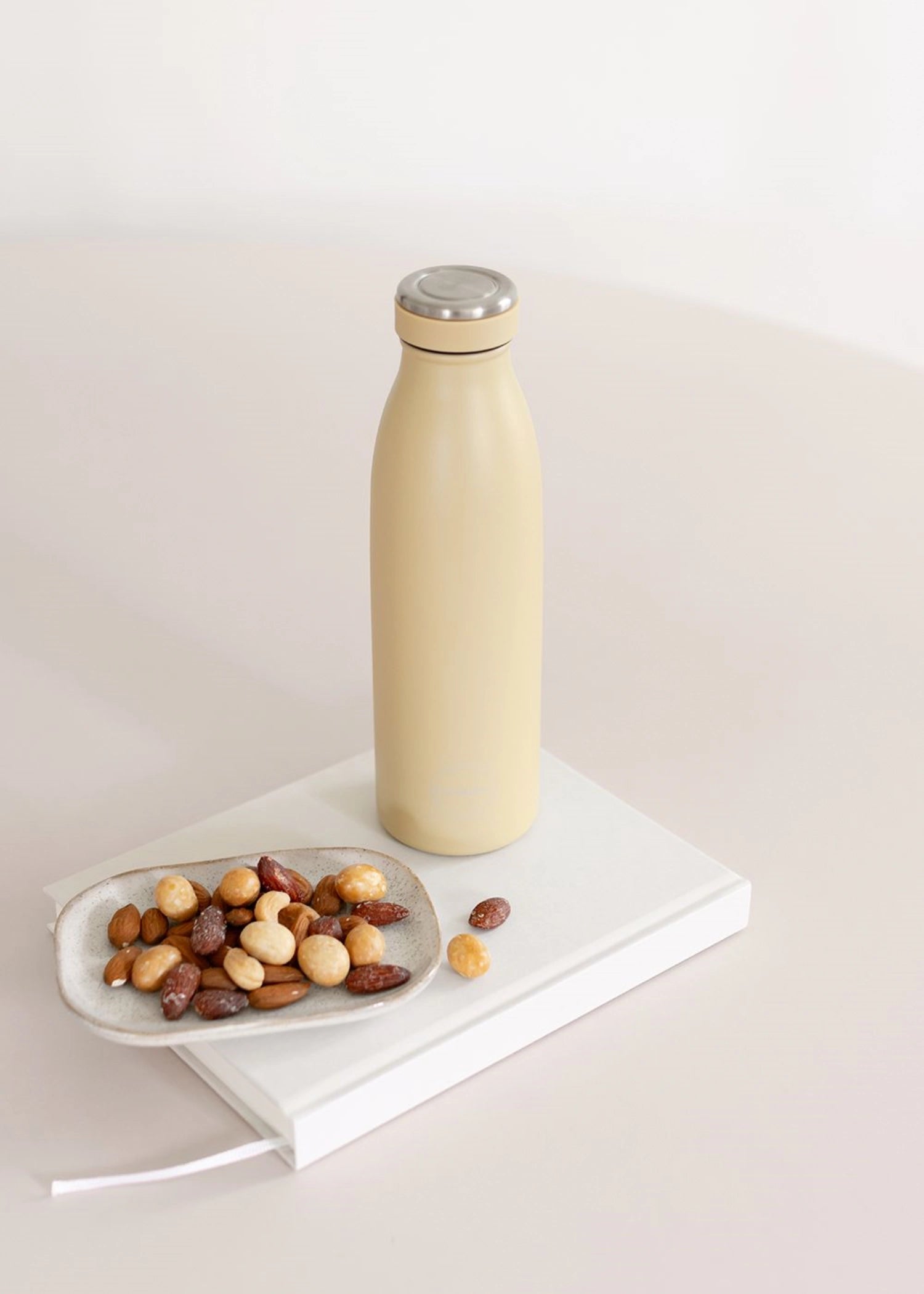 Stylische 500ml Trinkflasche in Dusty Yellow von AYA&IDA, ideal für unterwegs und umweltfreundlich. Perfekt für jeden Tag!