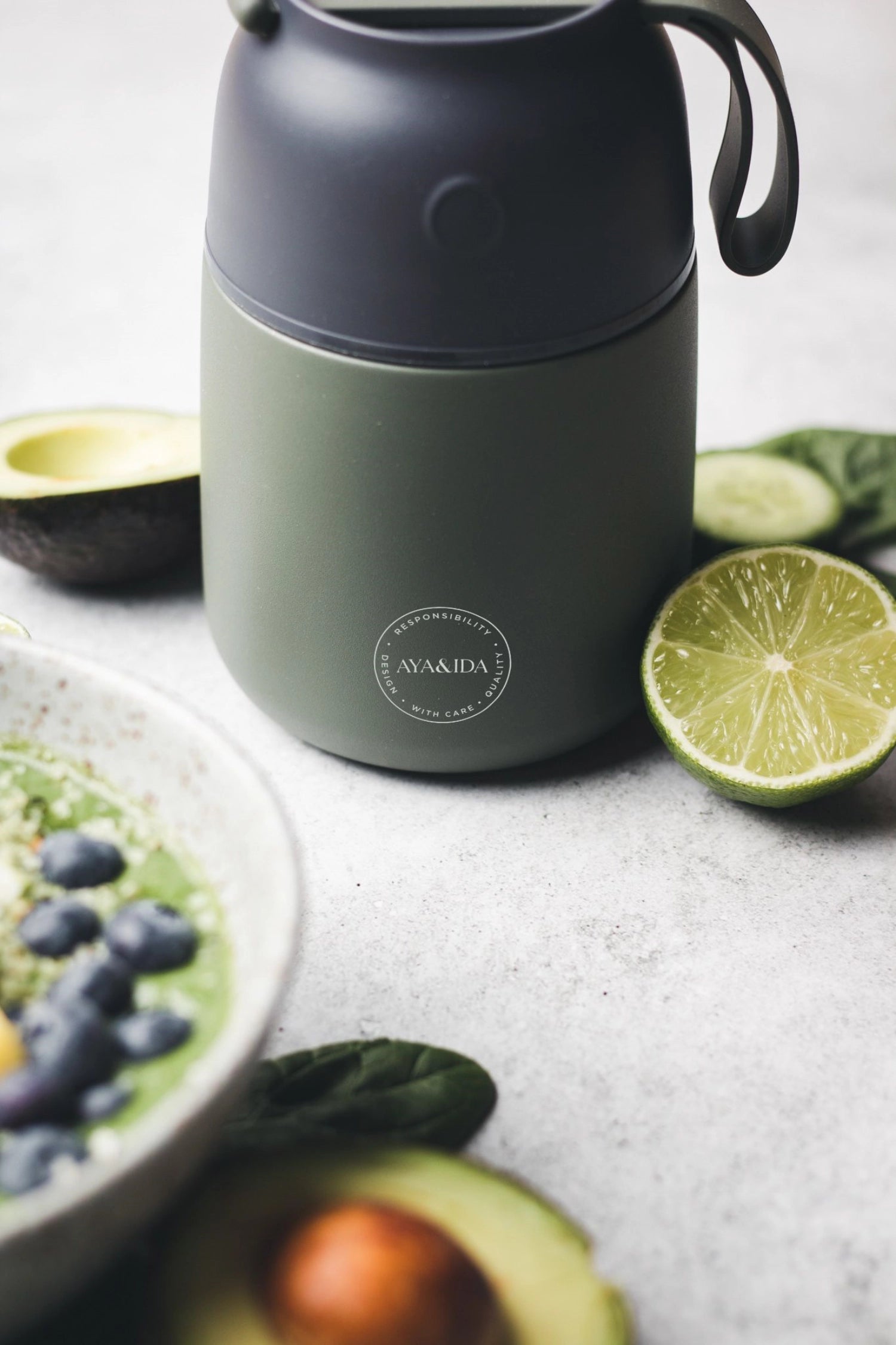 Stylische Food'ie Lunch Box 500ml in tropischem Grün von AYA&IDA, ideal für gesunde Snacks und Mahlzeiten unterwegs.