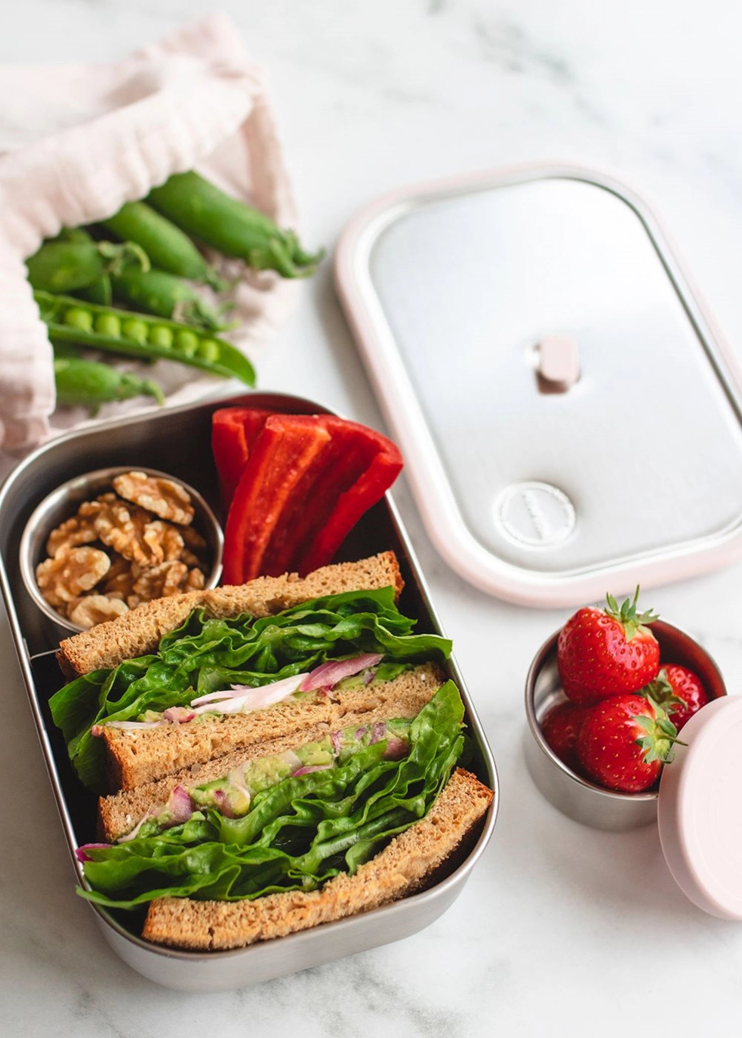 Stylische Lunchbox in sanftem Rosé mit 1000ml Volumen, ideal für unterwegs. Perfekt für Snacks und Mahlzeiten, von AYA&IDA.