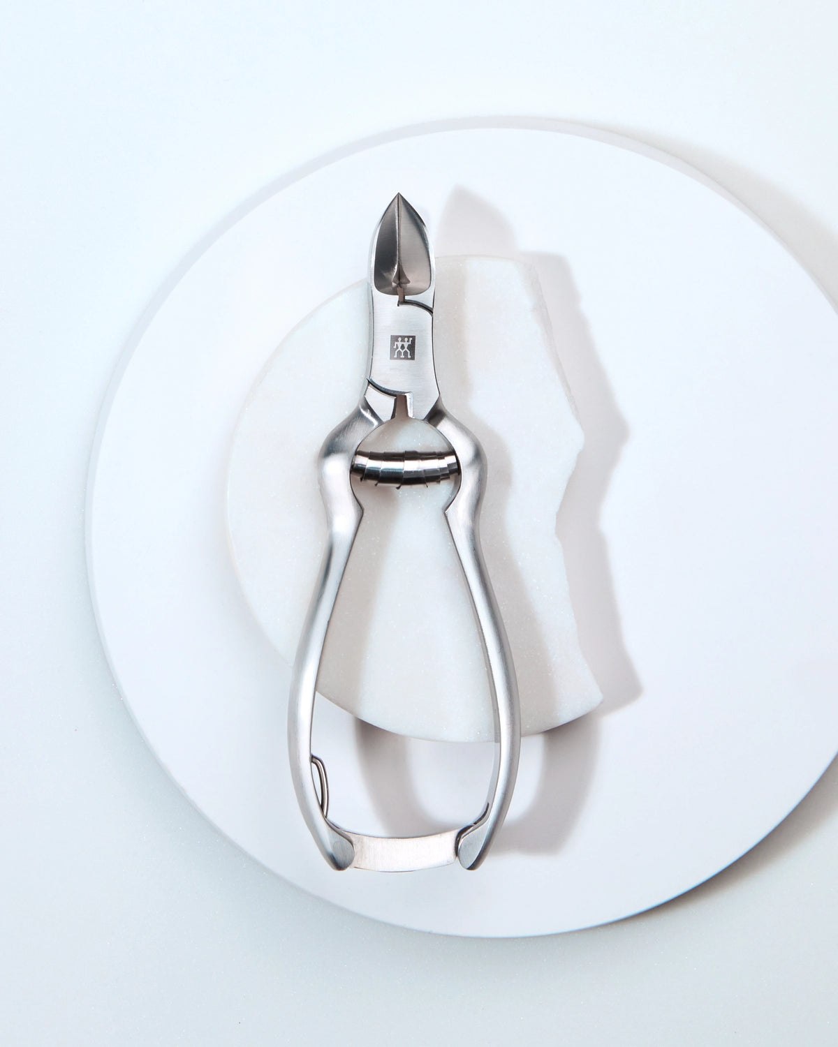 Premium Nagelzange mit Pufferfeder in Silber präsentiert im Onlineshop von KAQTU Design AG. Pflege ist von Zwilling Beauty