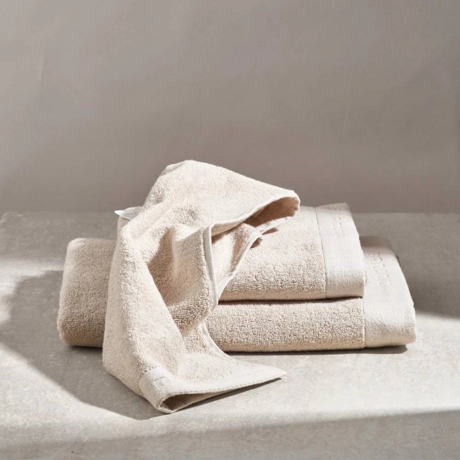 Handtuch 50x100cm beige in Beige präsentiert im Onlineshop von KAQTU Design AG. Badetuch ist von Nordesign