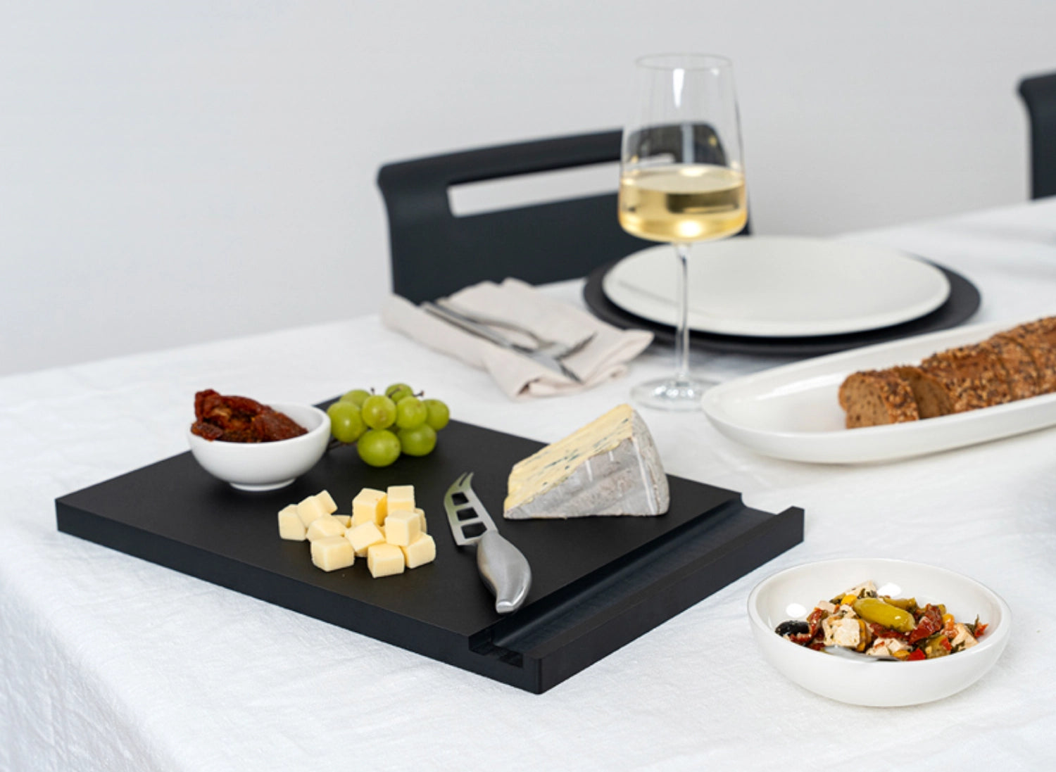 Elegantes Käse-Set mit langlebigem Duracore-Messer in Schwarz, ideal für die stilvolle Präsentation und den Genuss von Käse.