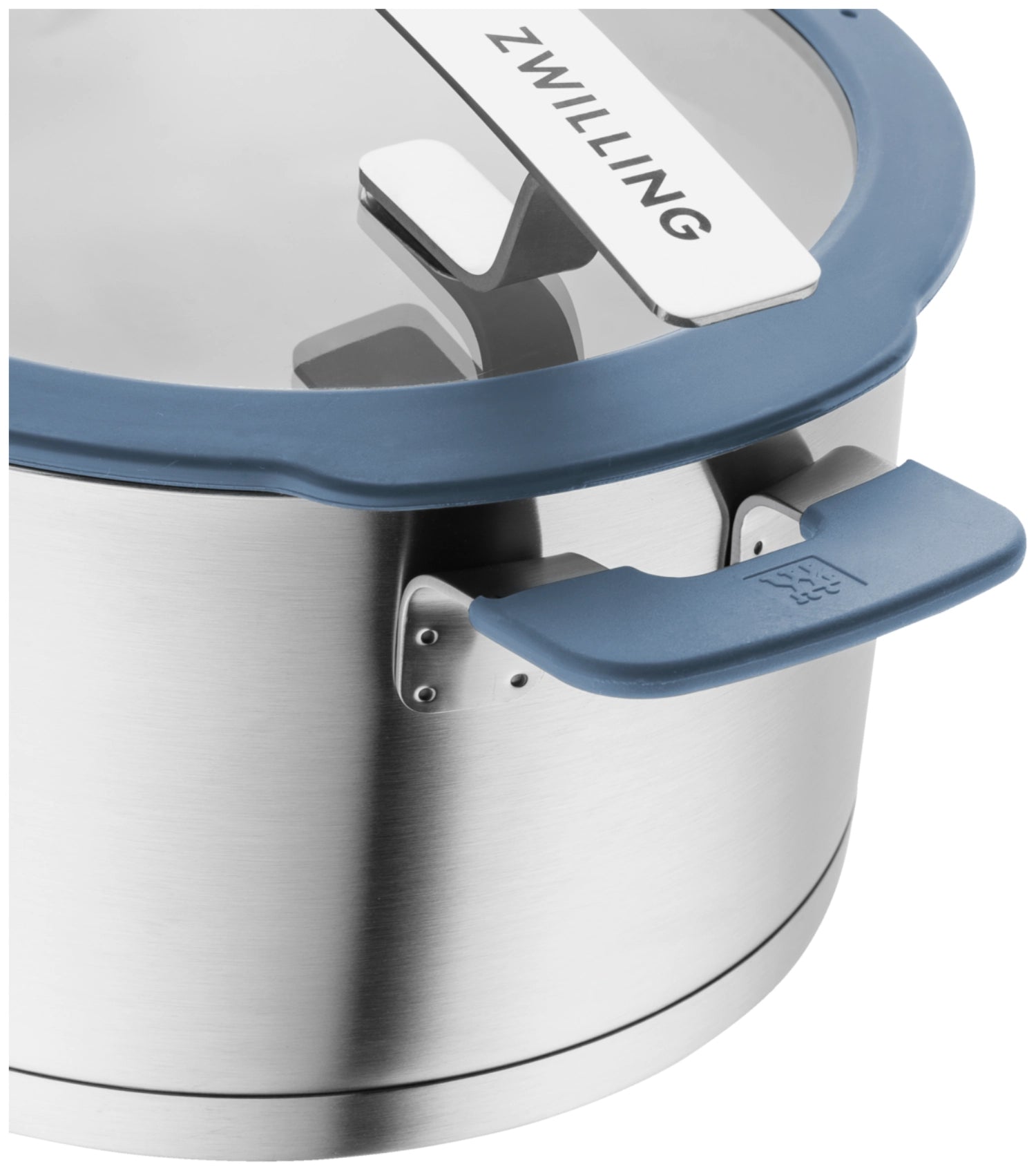 Fünfteiliges Kochtopfset in sanftem Taubenblau von Zwilling, perfekt für kreative Kochabenteuer und ansprechende Tischpräsentationen.