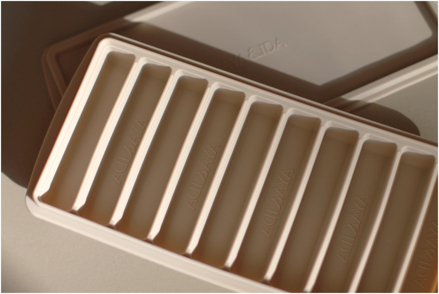 Eiswürfelbehälter Cream Beige in Beige präsentiert im Onlineshop von KAQTU Design AG. Eiswürfelform ist von AYA&IDA