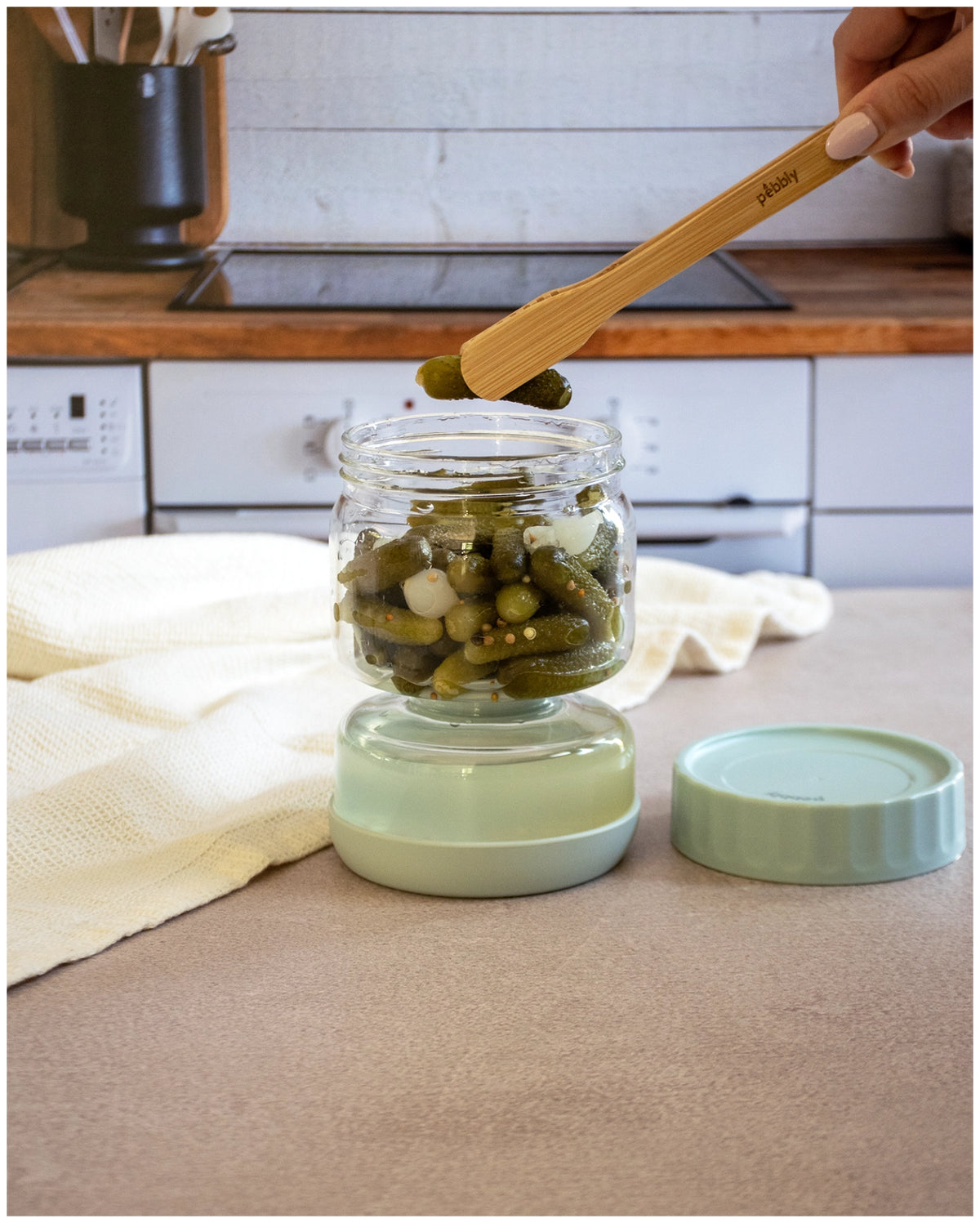 Gurkenaufbewahrung 750ml D10cm H15.5cm mint in Grün präsentiert im Onlineshop von KAQTU Design AG. Aufbewahrungsbehälter ist von Pebbly