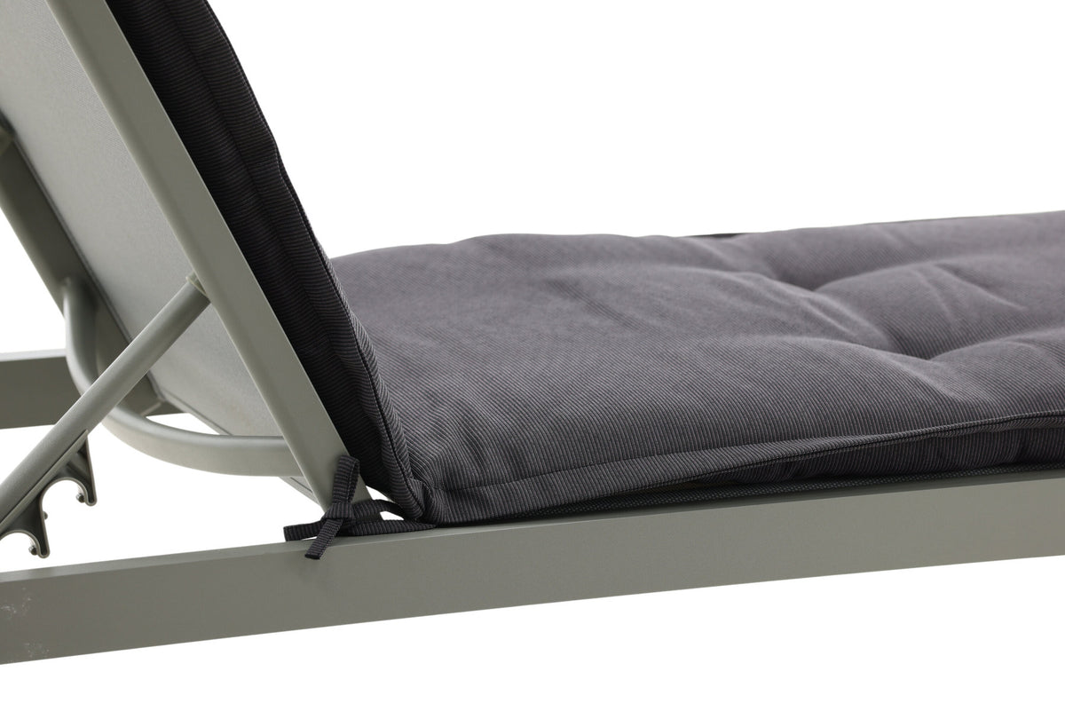 Kissen für Sonnenliege in Dunkelgrau präsentiert im Onlineshop von KAQTU Design AG. Outdoor-Accessoire ist von Venture Home